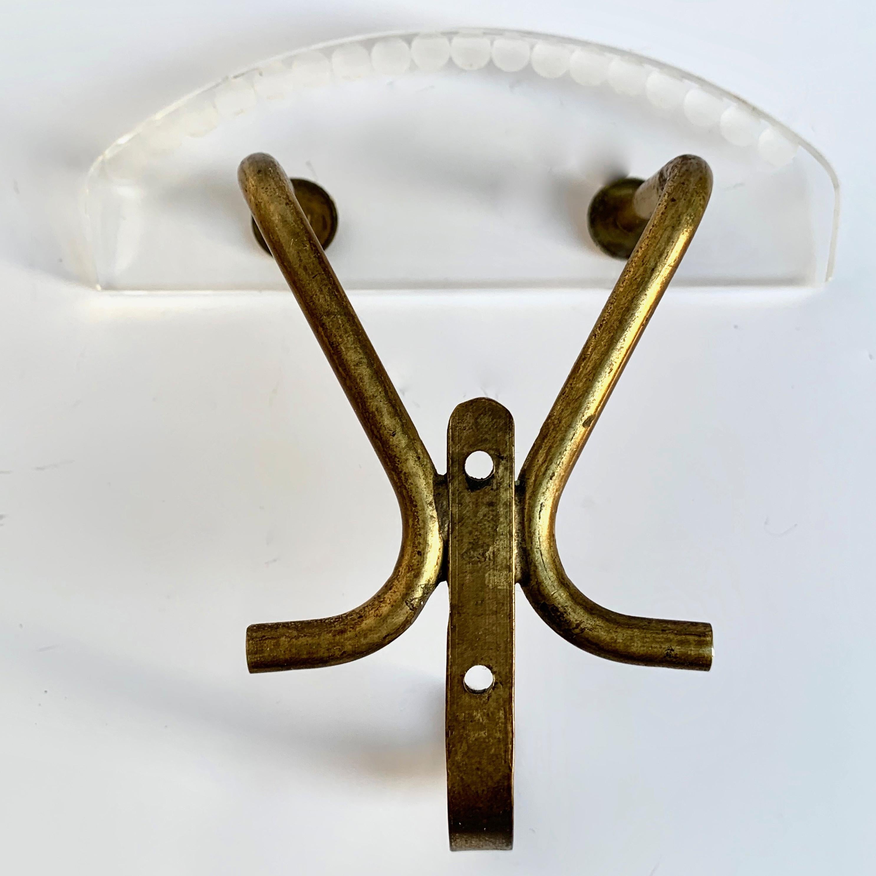 Set of Four Hangers Made of Lucite and Brass, Italy, 1950s, Coat Hangers In Good Condition For Sale In Roma, IT