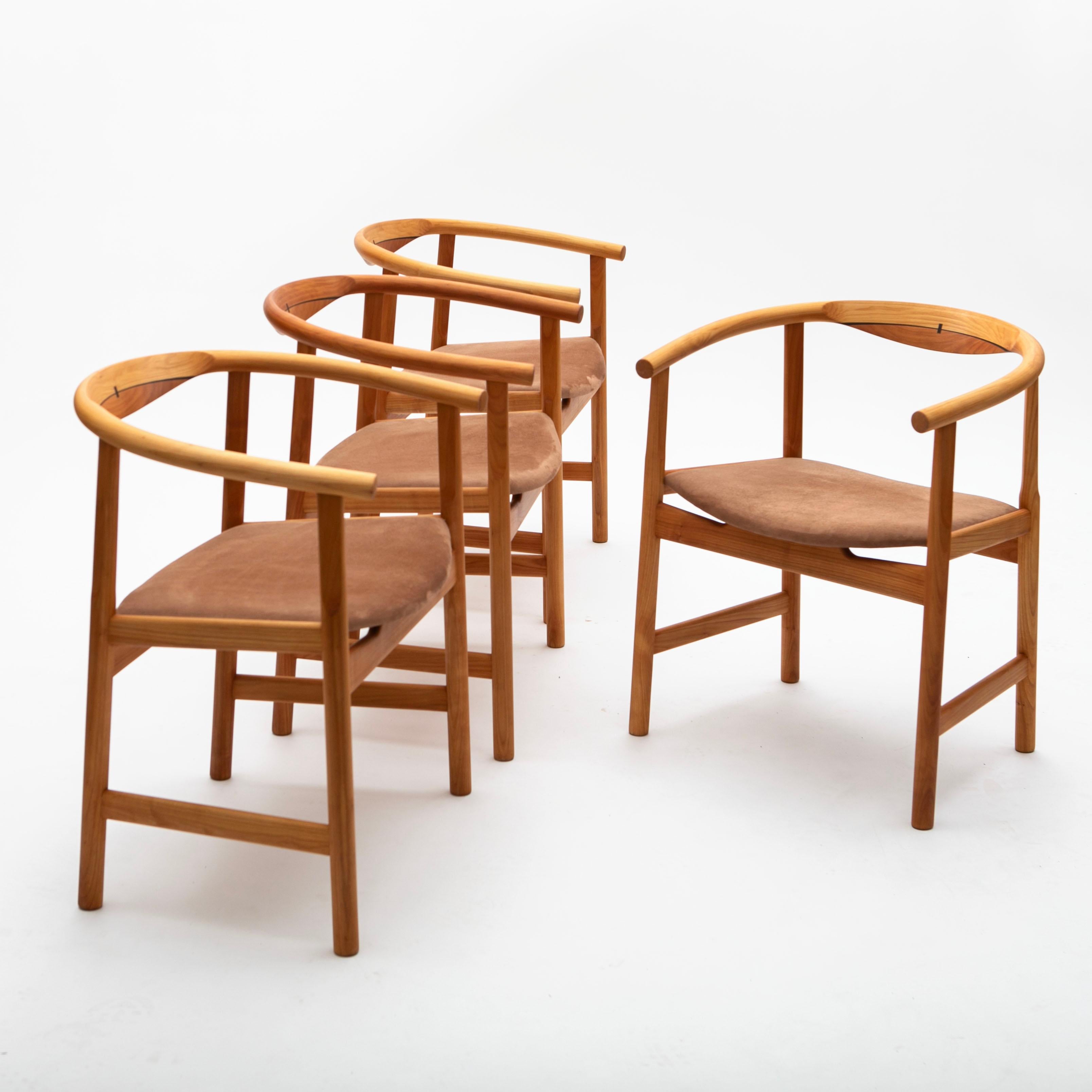 Un set di quattro poltrone, modello PP 201, realizzate in legno di ciliegio con intarsi in legno di wengé sullo schienale.
I sedili sono rivestiti in pelle scamosciata marrone chiaro, per aggiungere comfort ed eleganza al design.

Prodotte da PP