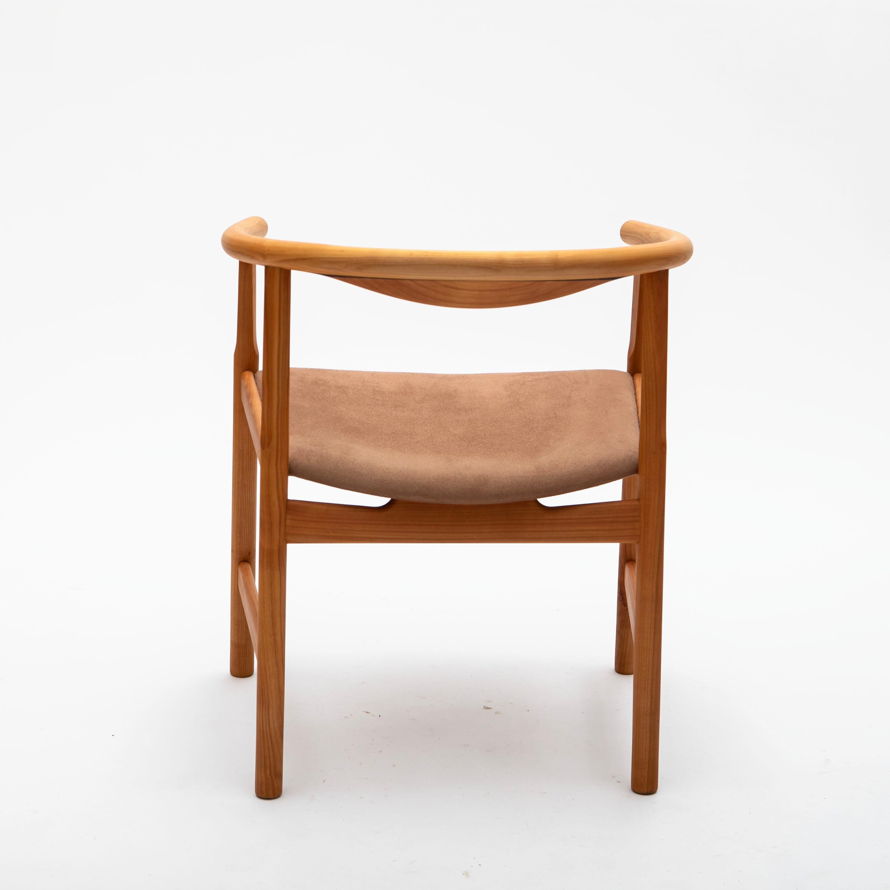XX secolo Set di quattro poltrone Hans J. Wegner PP-201 in legno di ciliegio e wengé con pelle scamosciata in vendita