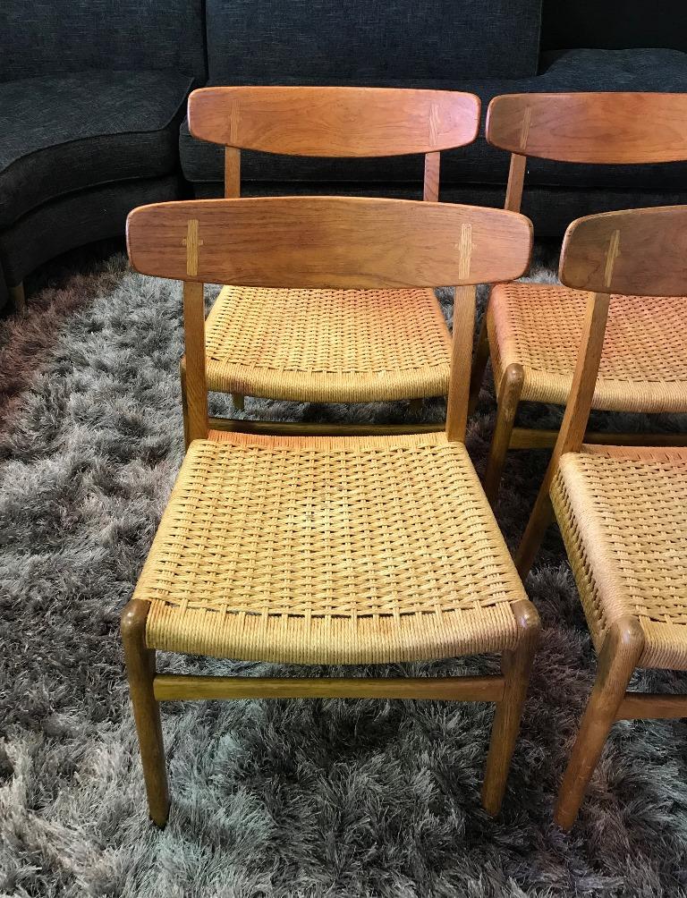 Danois Hans Wegner - Ensemble de quatre chaises de salle à manger classiques Ch23 mi-siècle moderne en vente