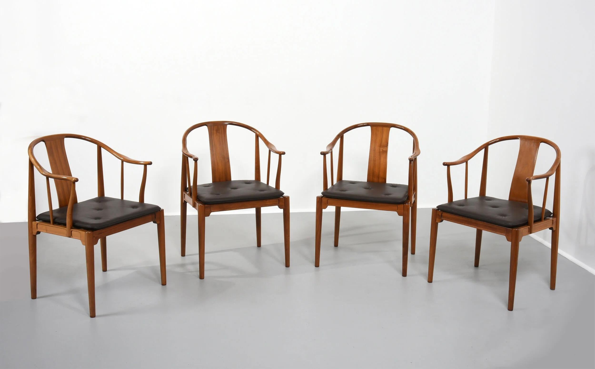 Scandinave moderne Ensemble de quatre chaises chinoises Hans Hansen en noyer Fritz Hansen Danemark Années 1960 en vente