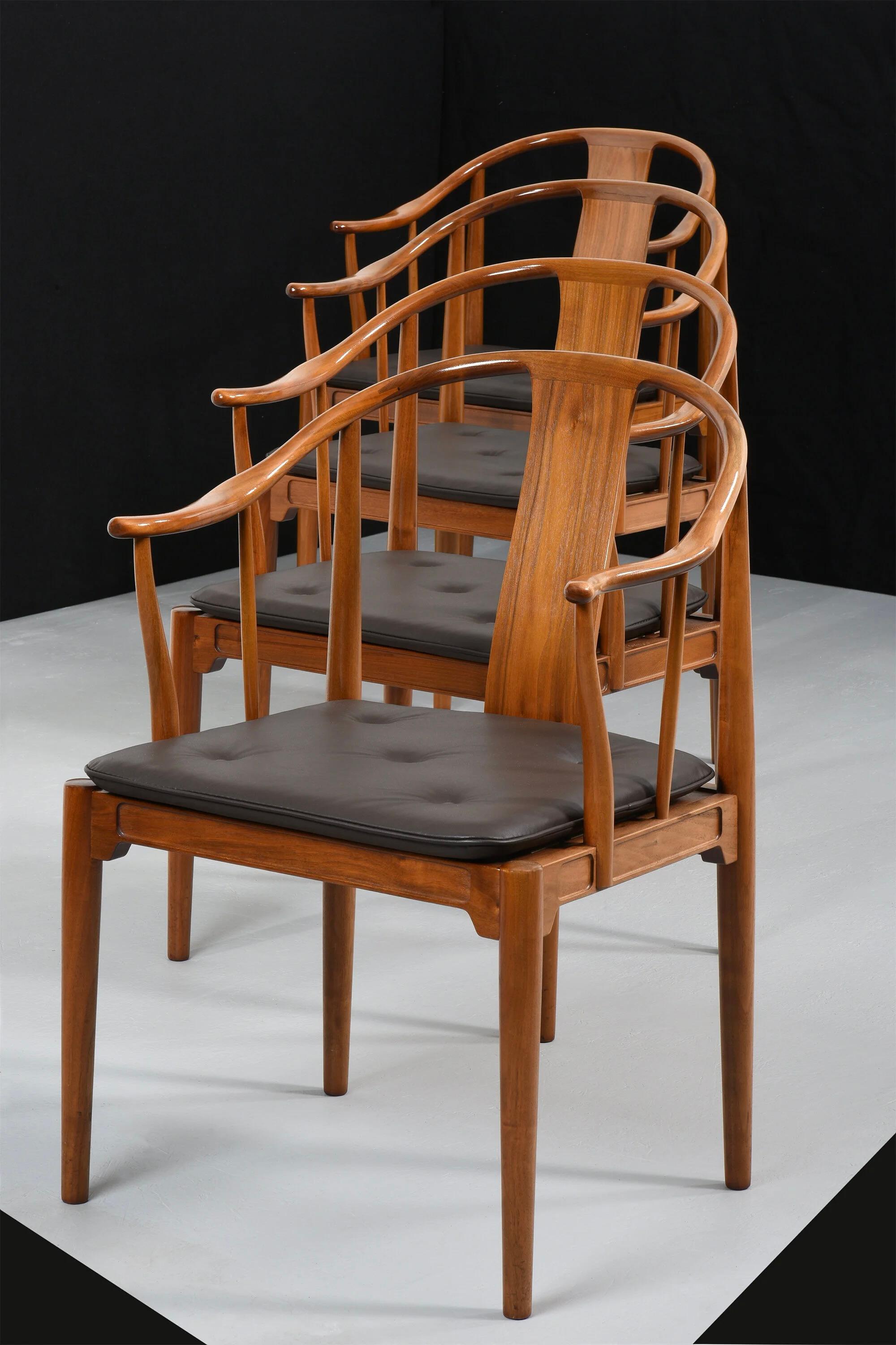 Danois Ensemble de quatre chaises chinoises Hans Hansen en noyer Fritz Hansen Danemark Années 1960 en vente