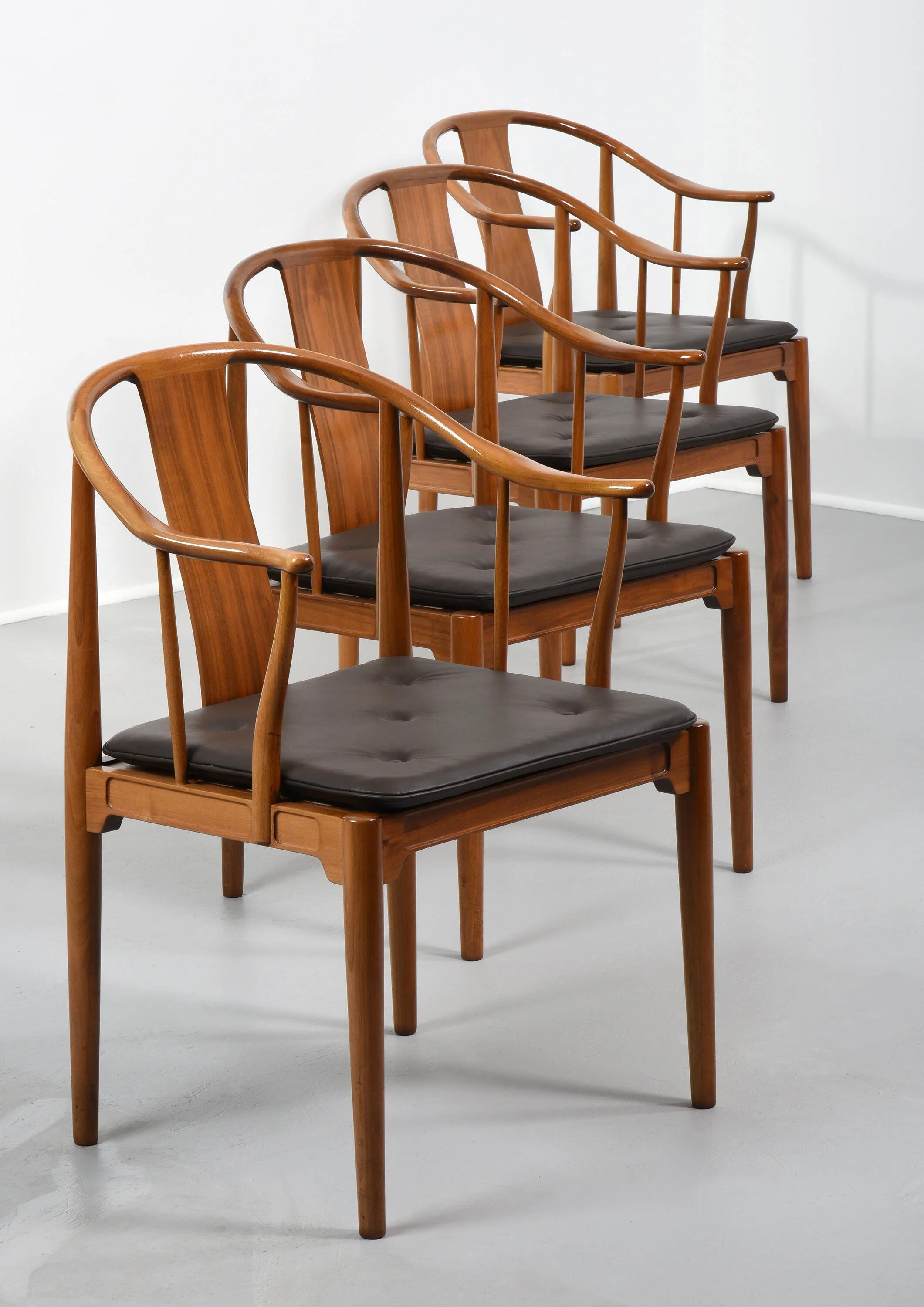 Ensemble de quatre chaises chinoises Hans Hansen en noyer Fritz Hansen Danemark Années 1960 Bon état - En vente à Troy, MI