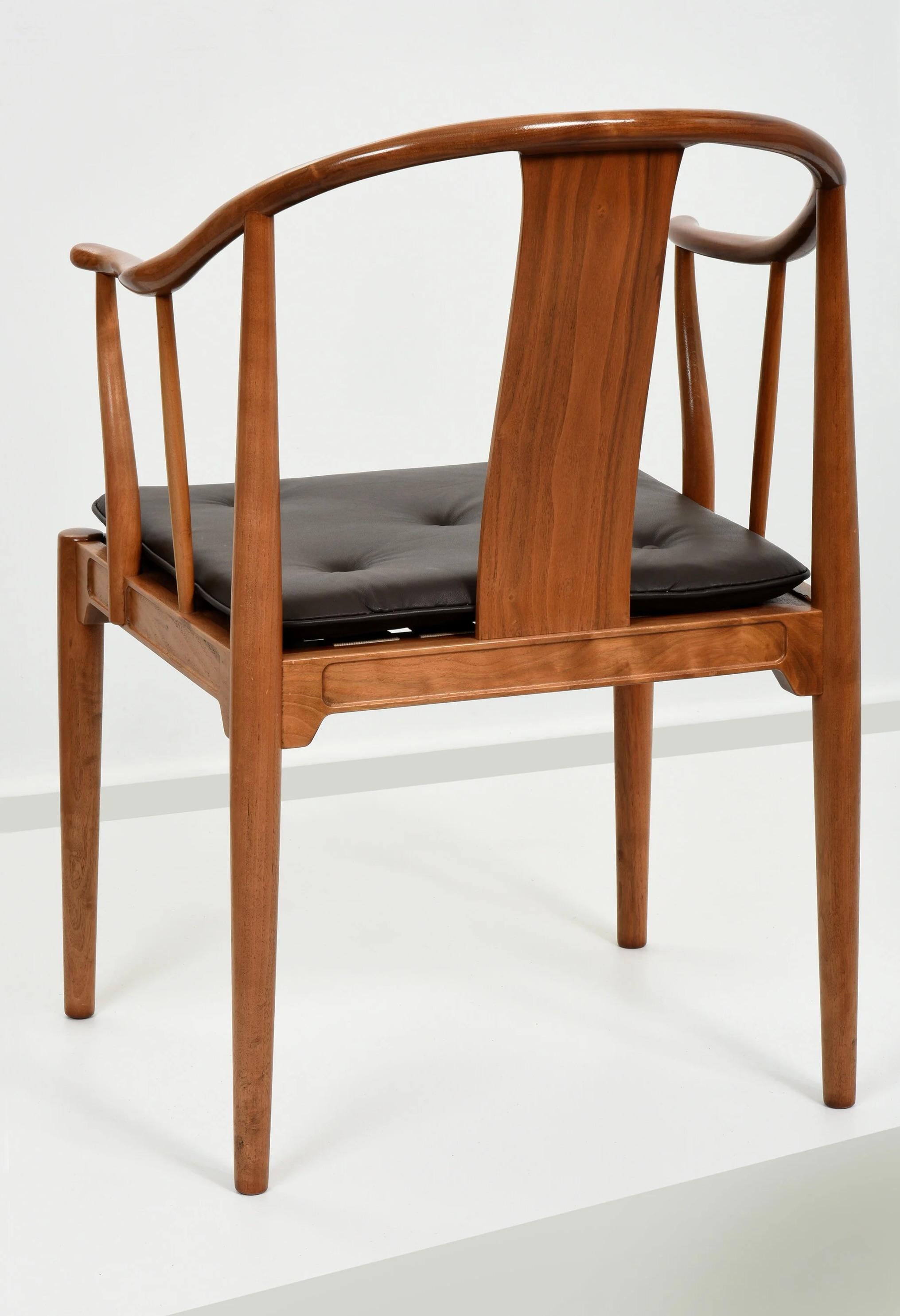 20ième siècle Ensemble de quatre chaises chinoises Hans Hansen en noyer Fritz Hansen Danemark Années 1960 en vente