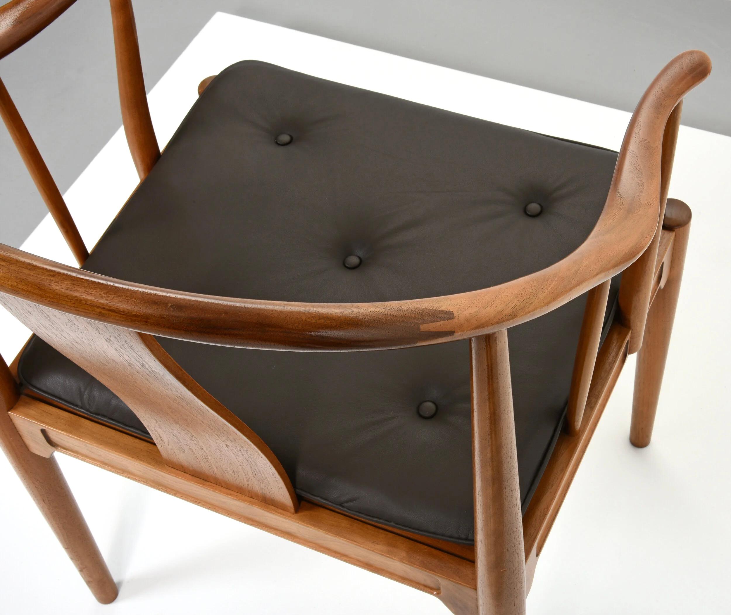 Cuir Ensemble de quatre chaises chinoises Hans Hansen en noyer Fritz Hansen Danemark Années 1960 en vente