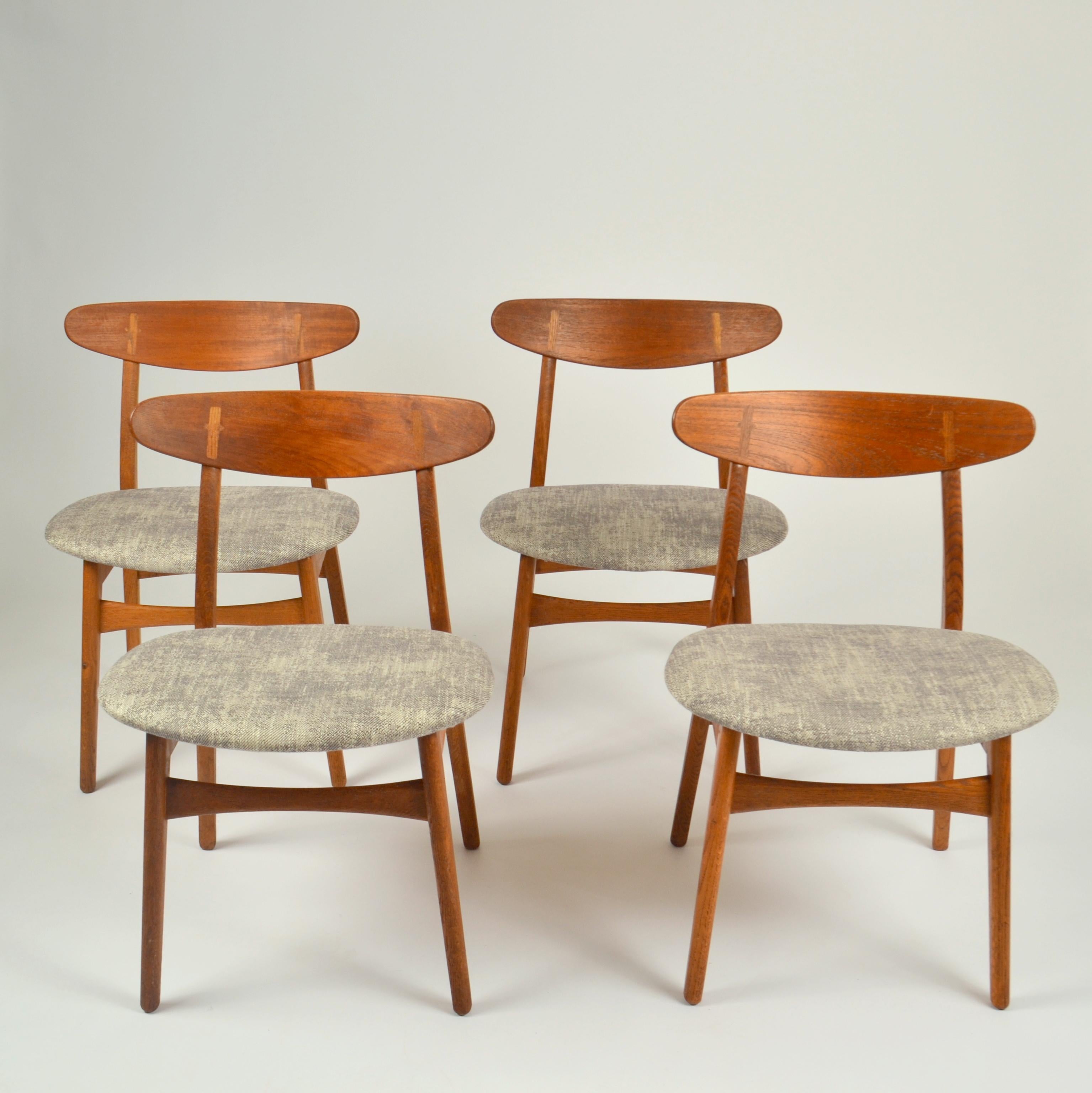 Chaise de salle à manger Hans J. Wegner produite par Carl Hansen & Søn au Danemark, modèle 'CH 30', en chêne massif et tapissée de lin texturé gris clair, conçue en 1954, production ultérieure. Ce design n'est actuellement plus en production. Les
