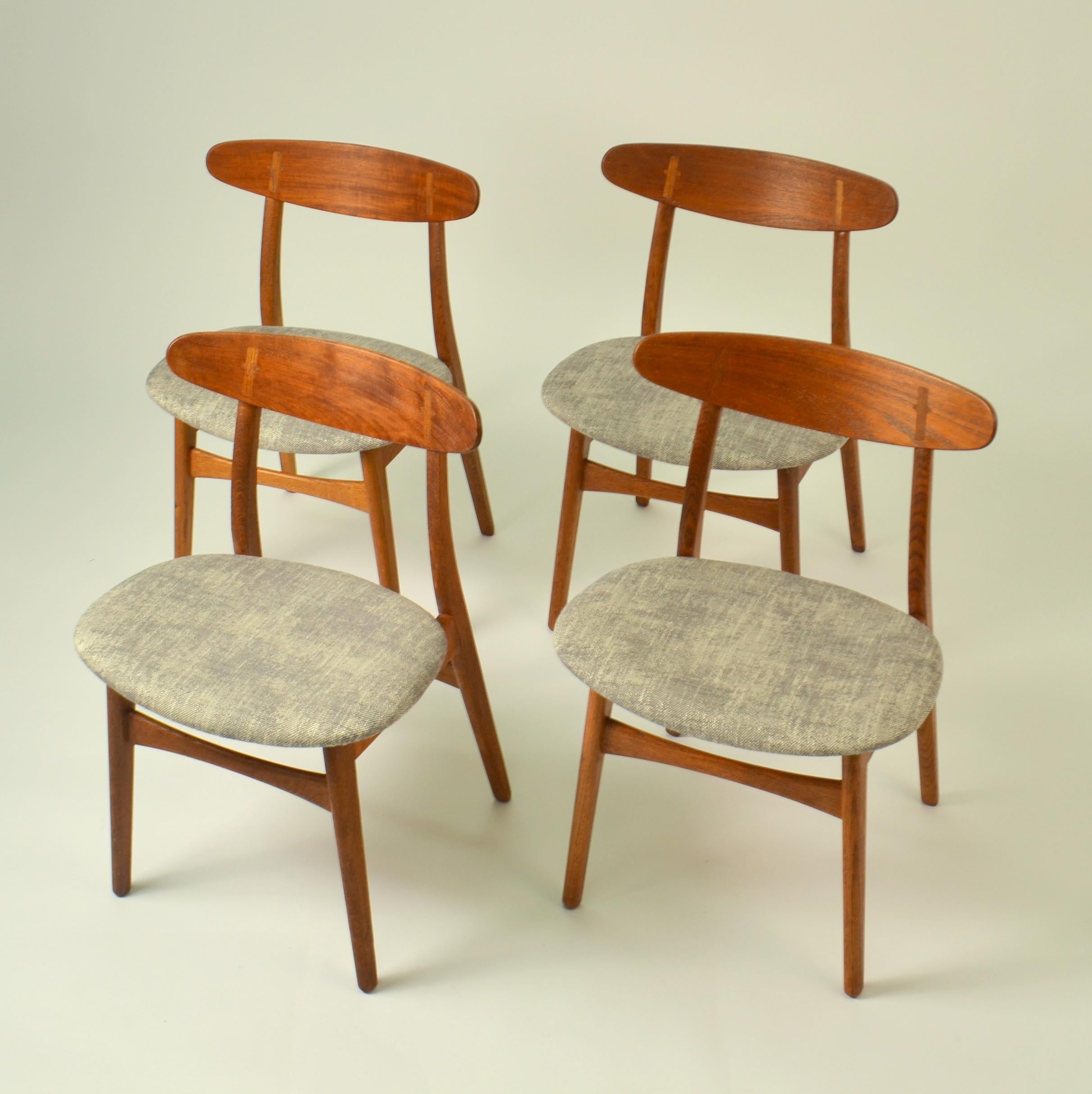 Scandinavian Modern Set of Four Hans Wegner Dining Chairs CH30 for Carl Hansen & Søn in Oak For Sale