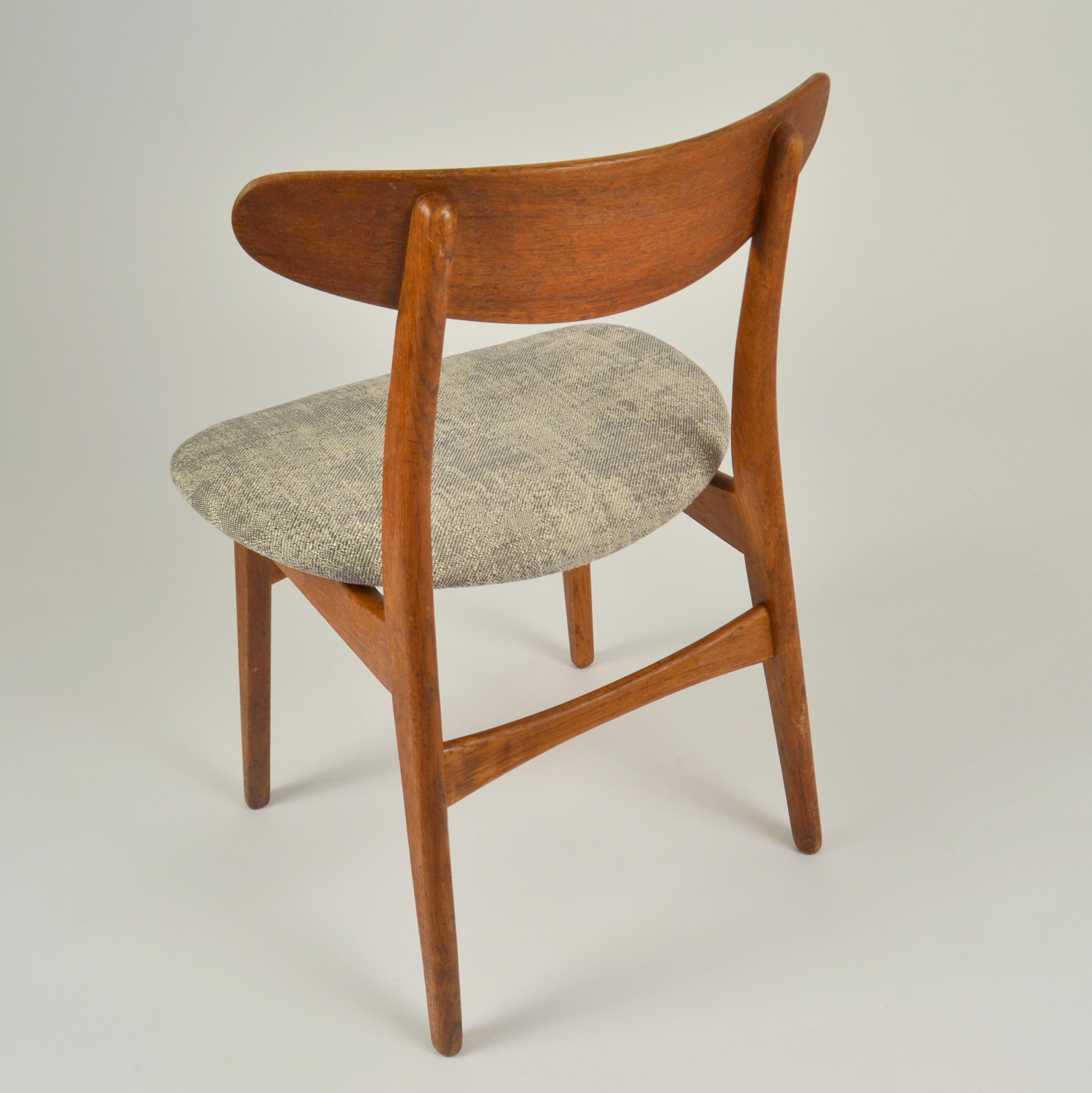 Linen Set of Four Hans Wegner Dining Chairs CH30 for Carl Hansen & Søn in Oak For Sale