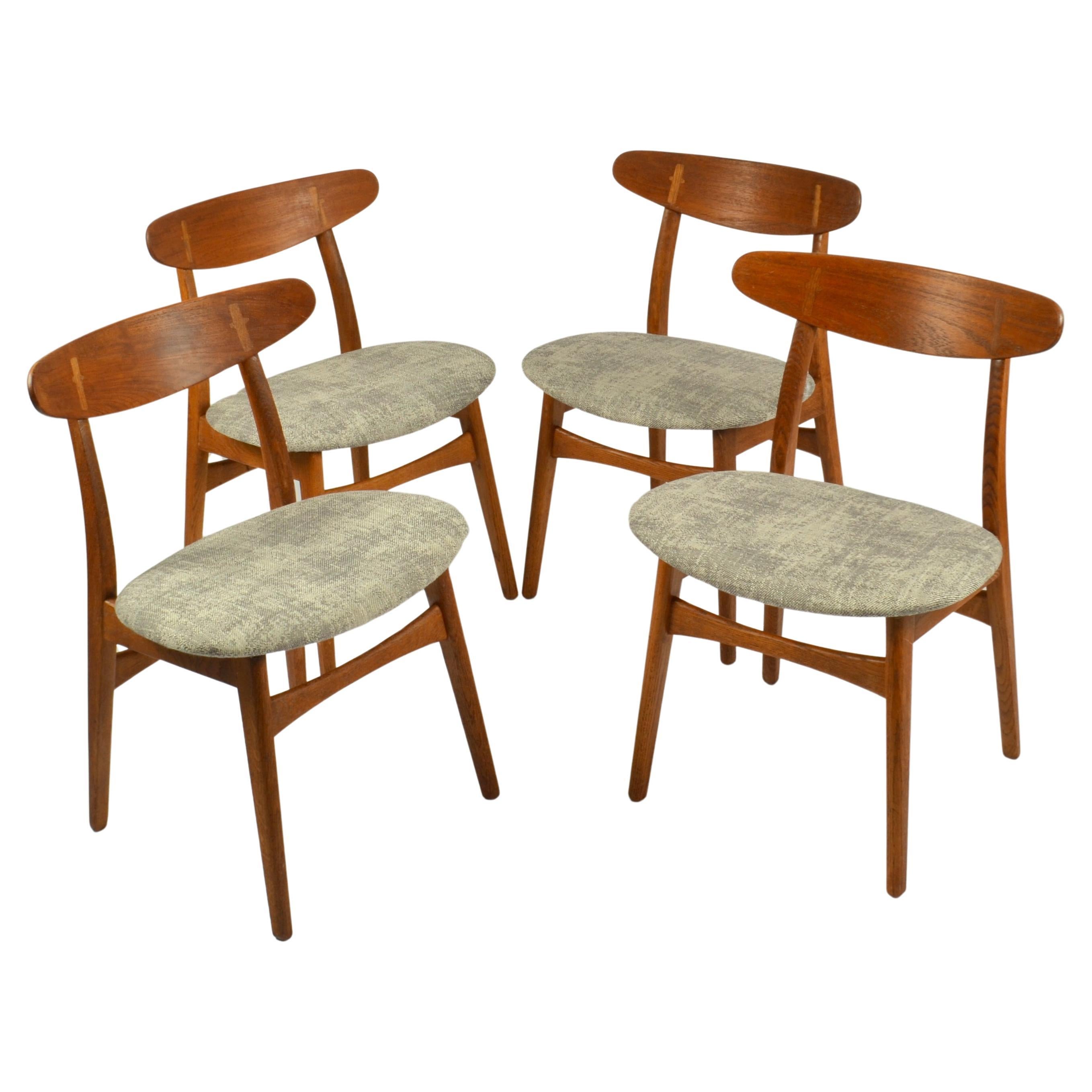 Ensemble de quatre chaises de salle à manger Hans Wegner CH30 pour Carl Hansen & Søn en Oak en vente