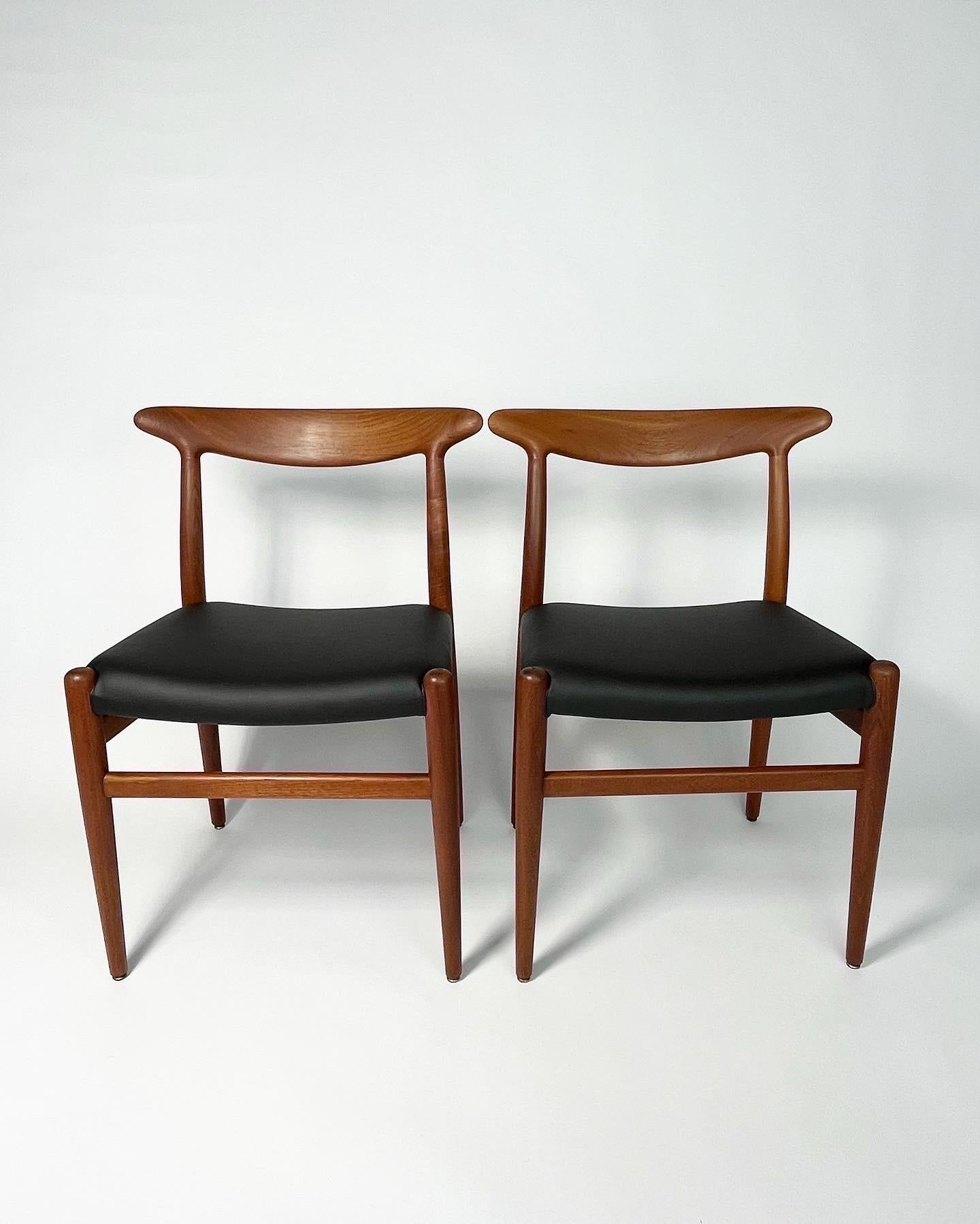Mid-Century Modern Ensemble de quatre chaises de salle à manger Hans Wegner CM Madsen W2 en teck et cuir Cacti Vegan  en vente