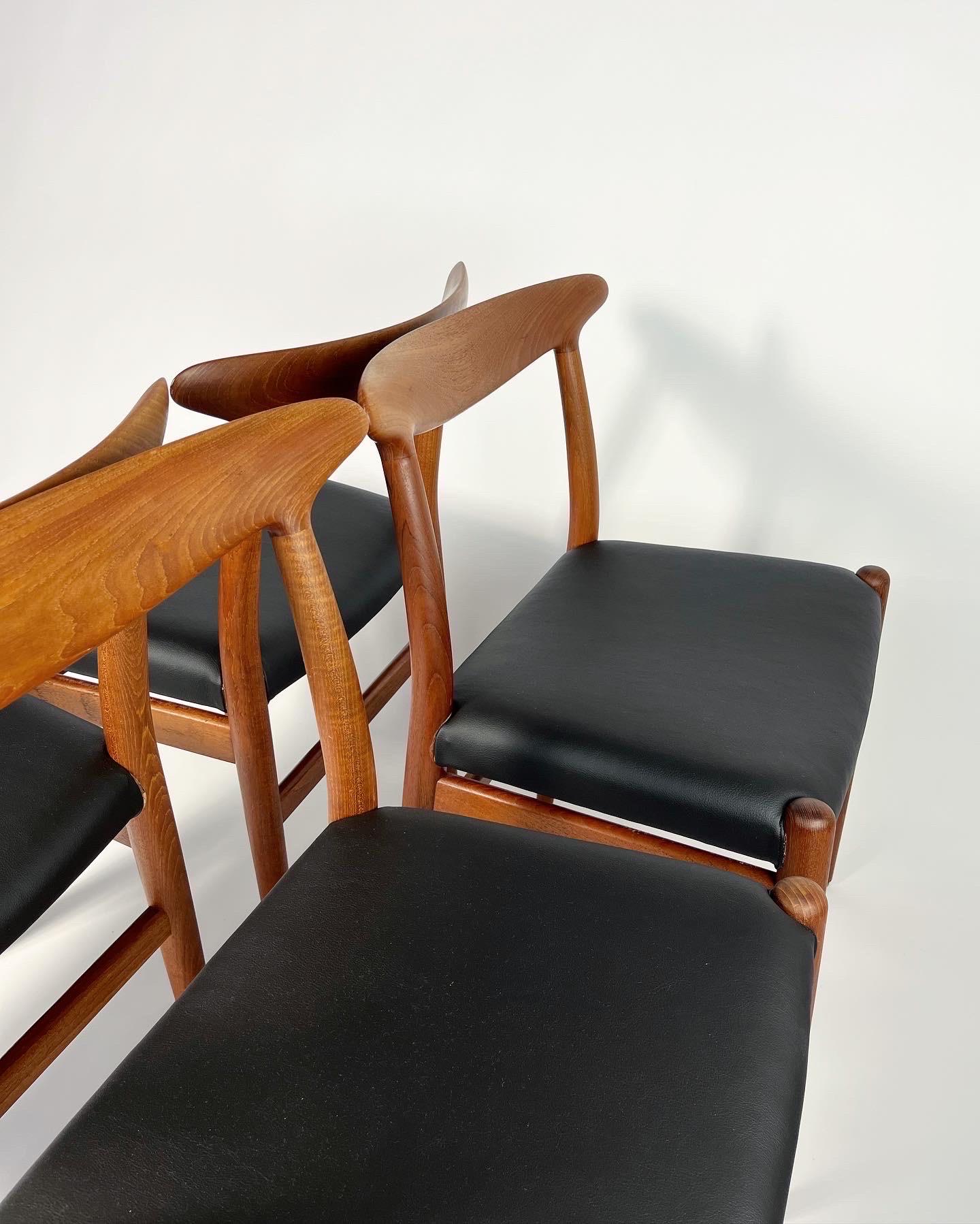 Ensemble de quatre chaises de salle à manger Hans Wegner CM Madsen W2 en teck et cuir Cacti Vegan  Bon état - En vente à Basel, BS