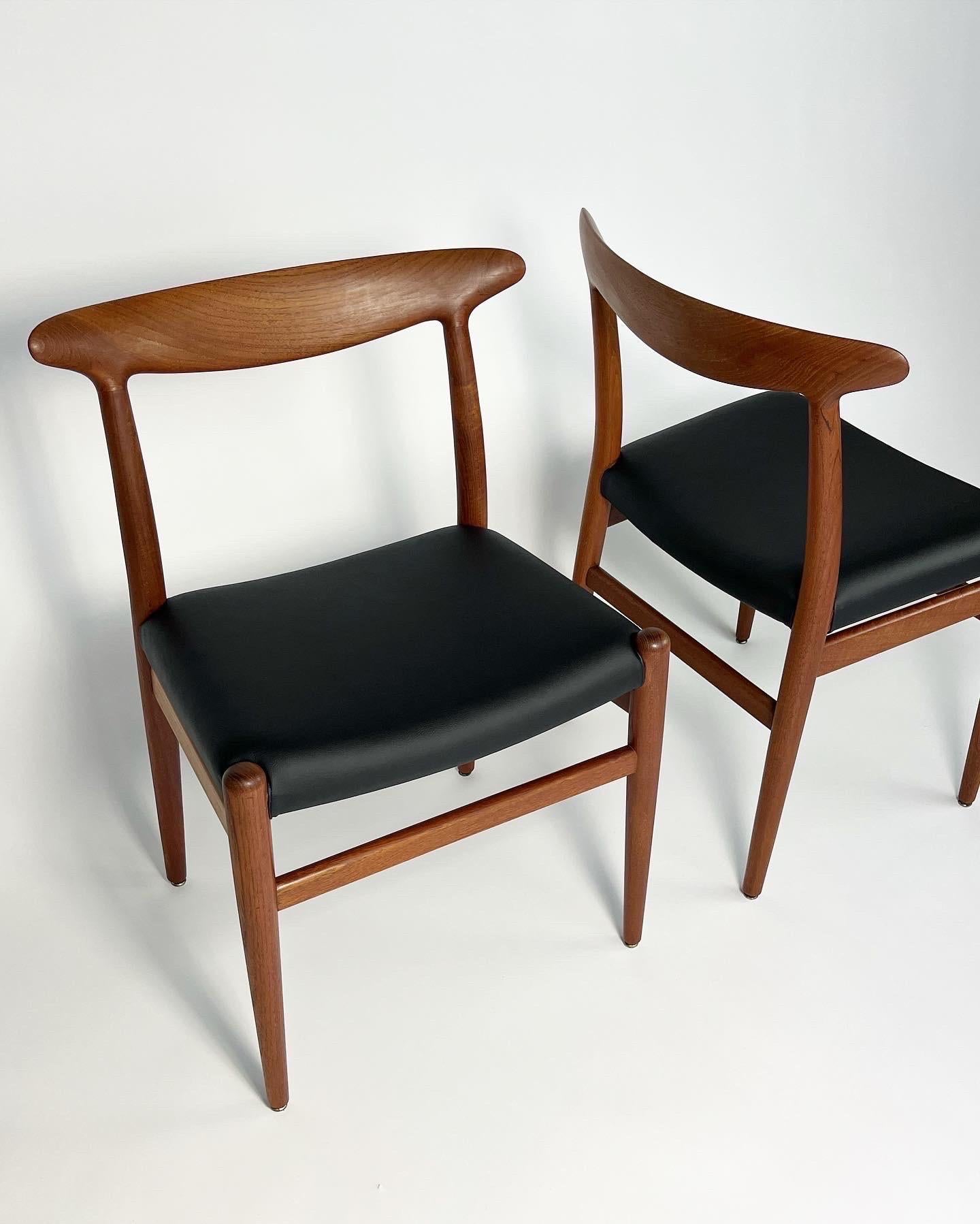 Mid-20th Century Set of Four Hans Wegner Dining Chairs CM Madsen W2 Teak & Leather Cacti Vegan For Sale