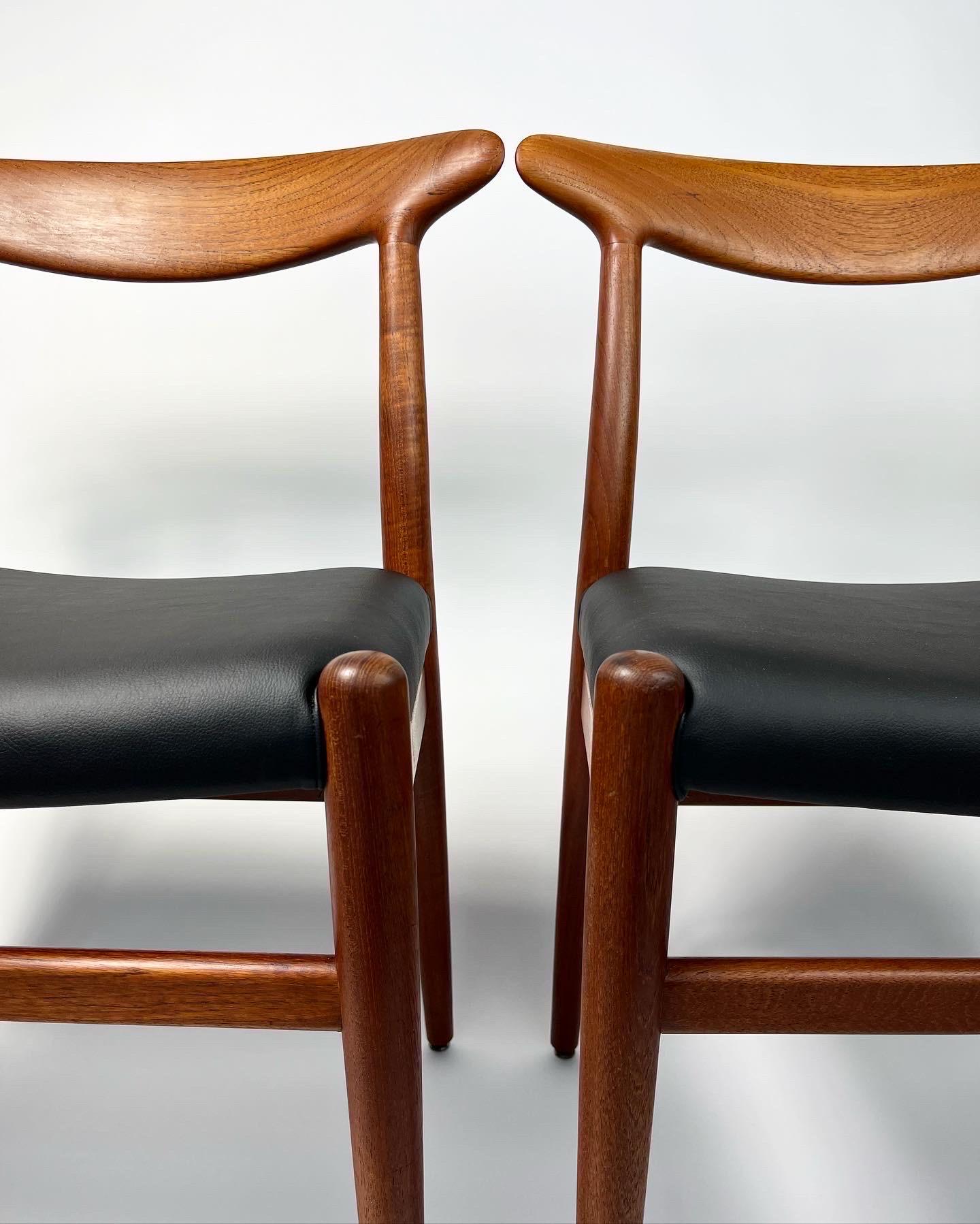 Imitation cuir Ensemble de quatre chaises de salle à manger Hans Wegner CM Madsen W2 en teck et cuir Cacti Vegan  en vente