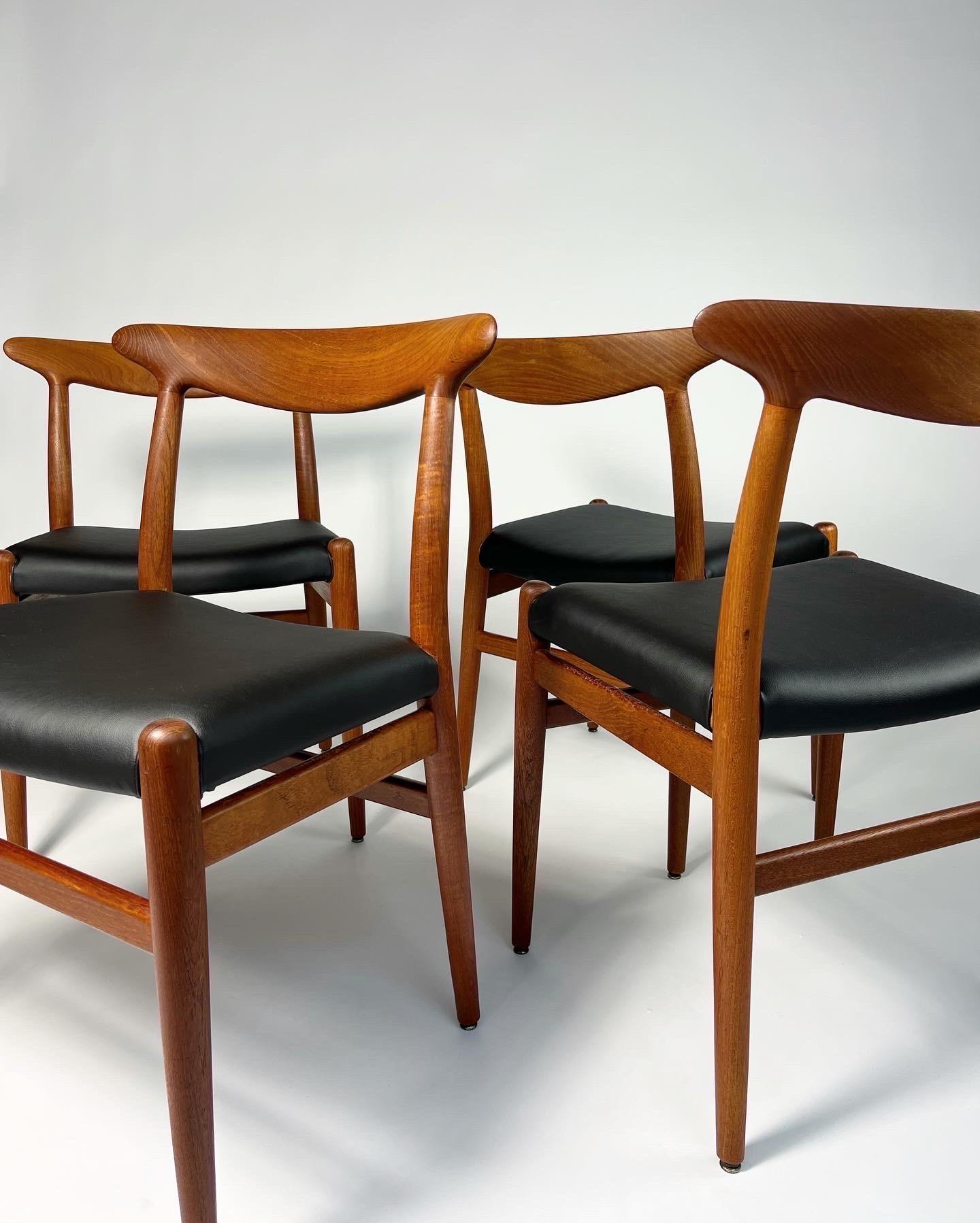 Ensemble de quatre chaises de salle à manger Hans Wegner CM Madsen W2 en teck et cuir Cacti Vegan  en vente 1