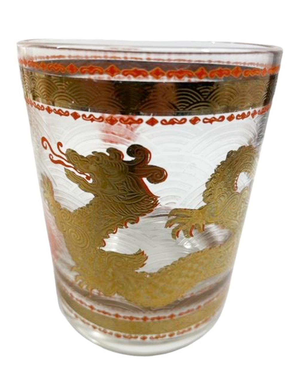 Quatre grands verres à pied vintage de CERA avec un dragon d'or chassant la 