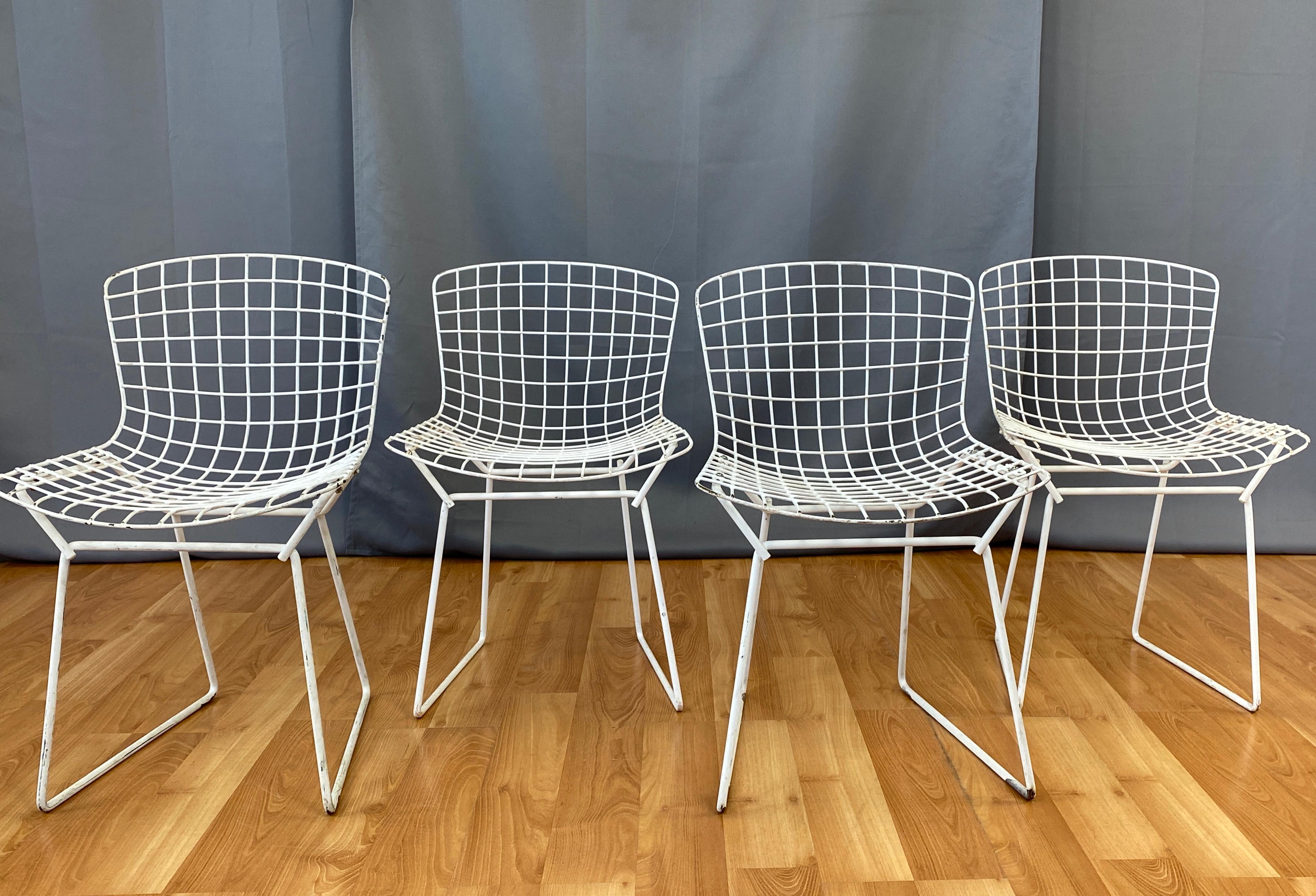 Harris présente quatre chaises d'enfant conçues par Harry Bertoia pour Knoll.
Conçu pour la première fois en 1950. Tous sont blancs.