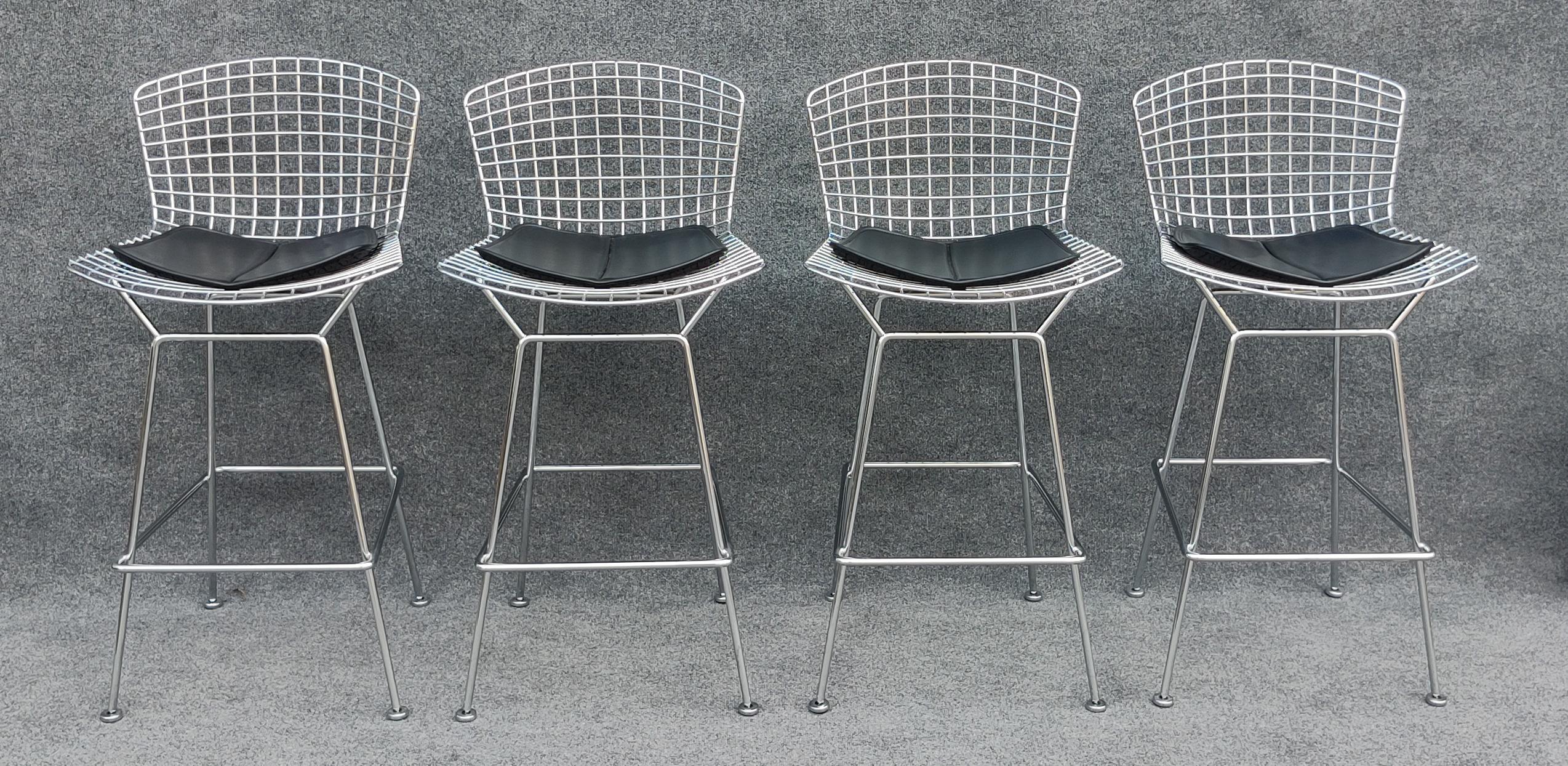 Ideata nei primi anni '50 dal geniale designer emergente Harry Bertoia, questa sedia fa oggi parte di un'intera linea prodotta da Knoll. Accompagnata dalla sedia Diamond, dalla sedia Bird e da molte altre di Bertoia, questa sedia iconica è stata