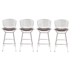 Ensemble de quatre tabourets de bar Harry Bertoia pour Knoll en chrome et similicuir noir