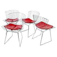 Ensemble de quatre chaises de salle à manger chromées Harry Bertoia pour Knoll avec coussins rouge profond