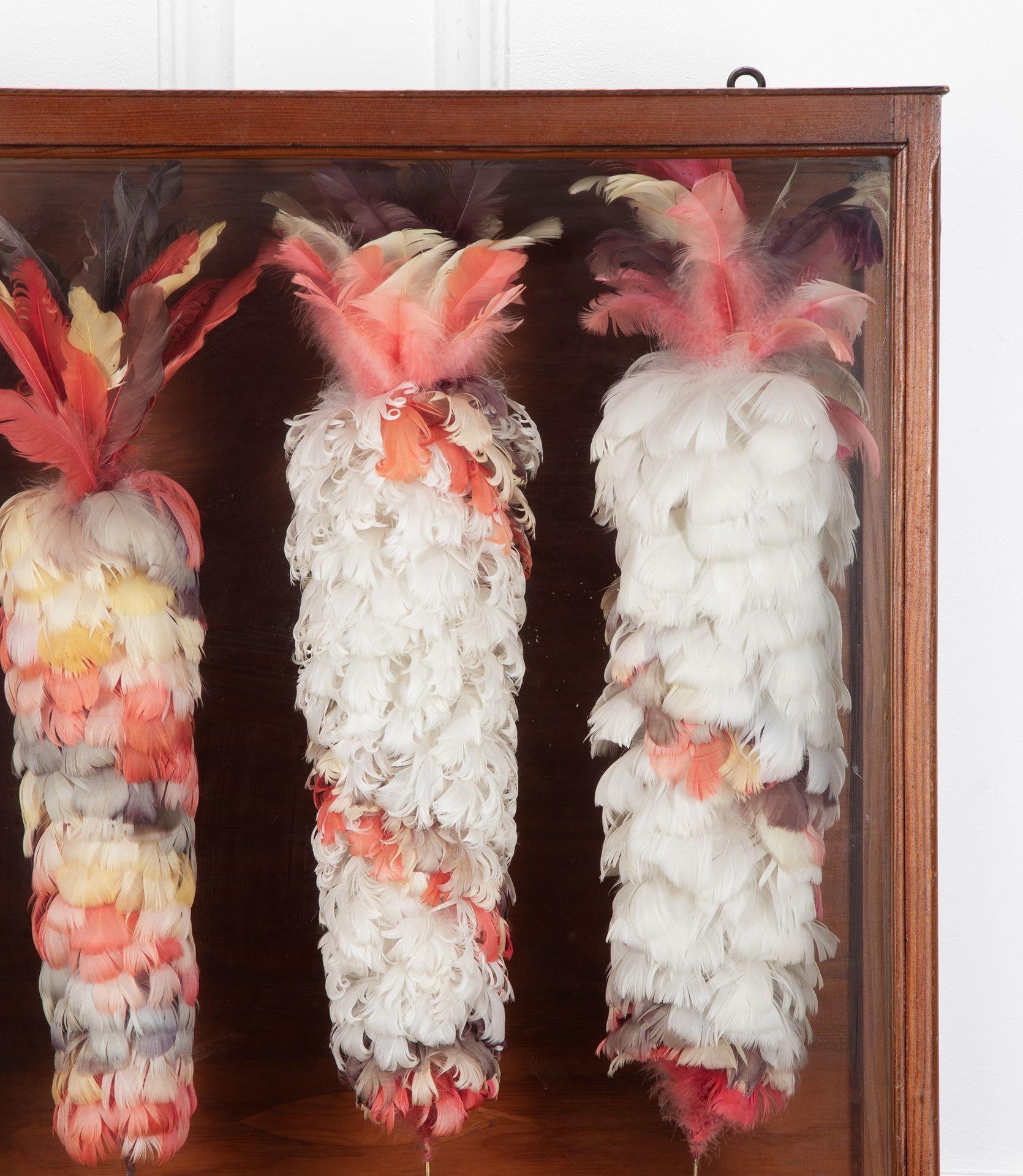 Set di quattro bastoni da capo hawaiani, ciascuno sostenuto da un uccello in legno intagliato.
Il mobile è stato realizzato per contenere i bastoni negli anni '30 come premio per un torneo di tiro con l'arco austriaco.