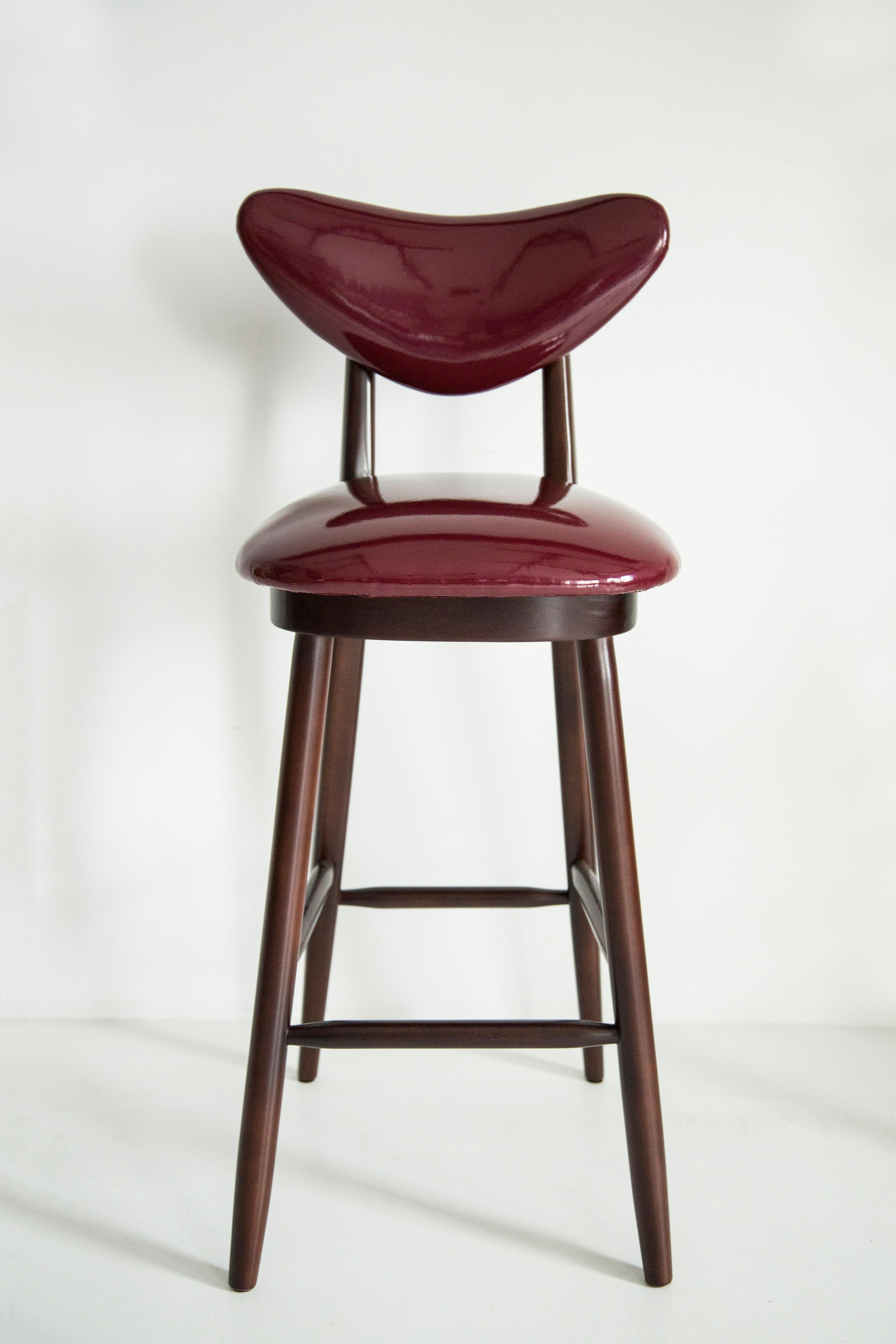 ntroduction de la dernière création de Vintola Studio, l'étonnante chaise conçue par Ola Szewczul en 2024. Cette chaise est un chef-d'œuvre de design moderne, alliant l'élégance à un confort exceptionnel. La finition riche et brillante de l'assise