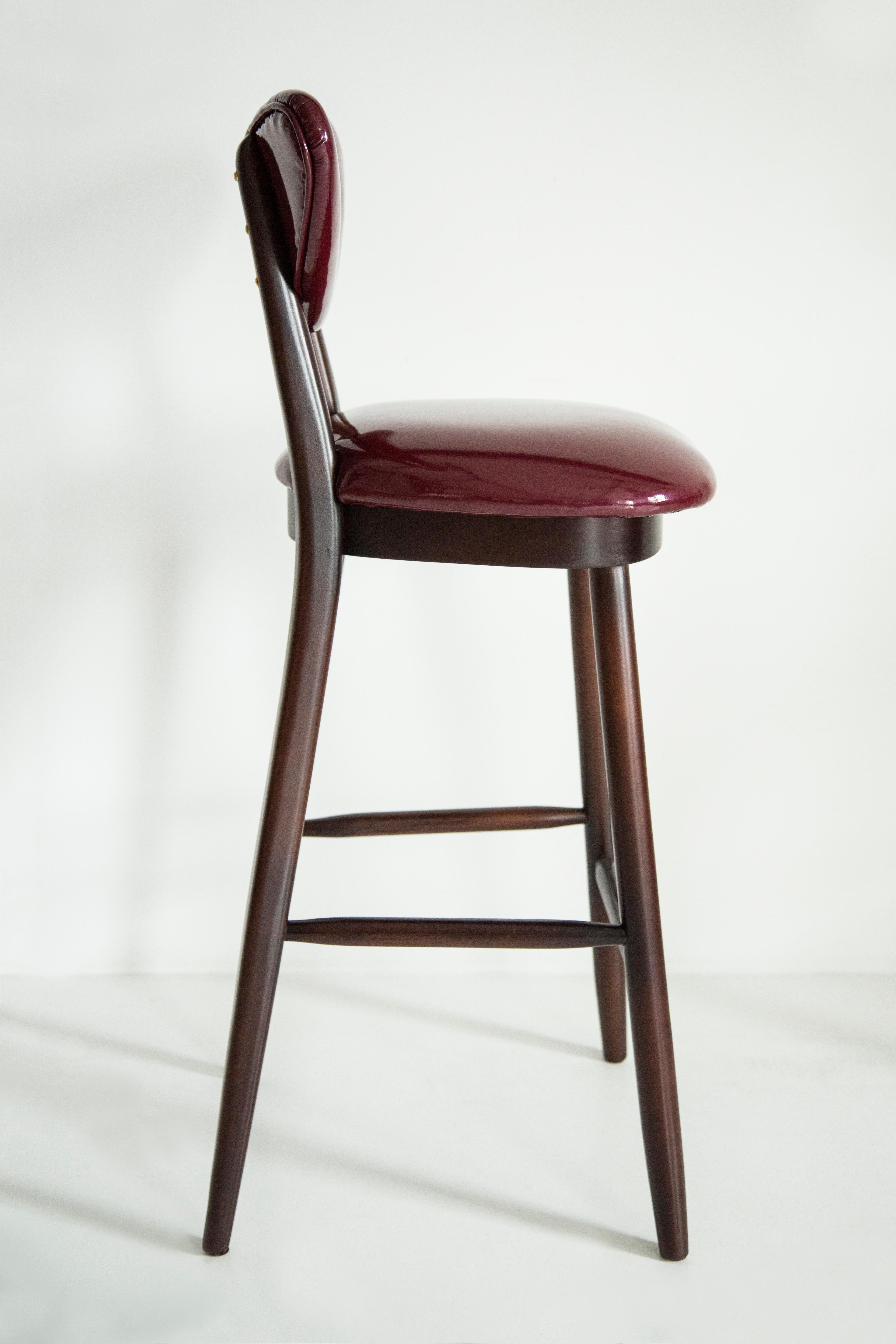 Hêtre Ensemble de quatre tabourets de bar à cœur, par Vintola Studio, Europe, Pologne. en vente