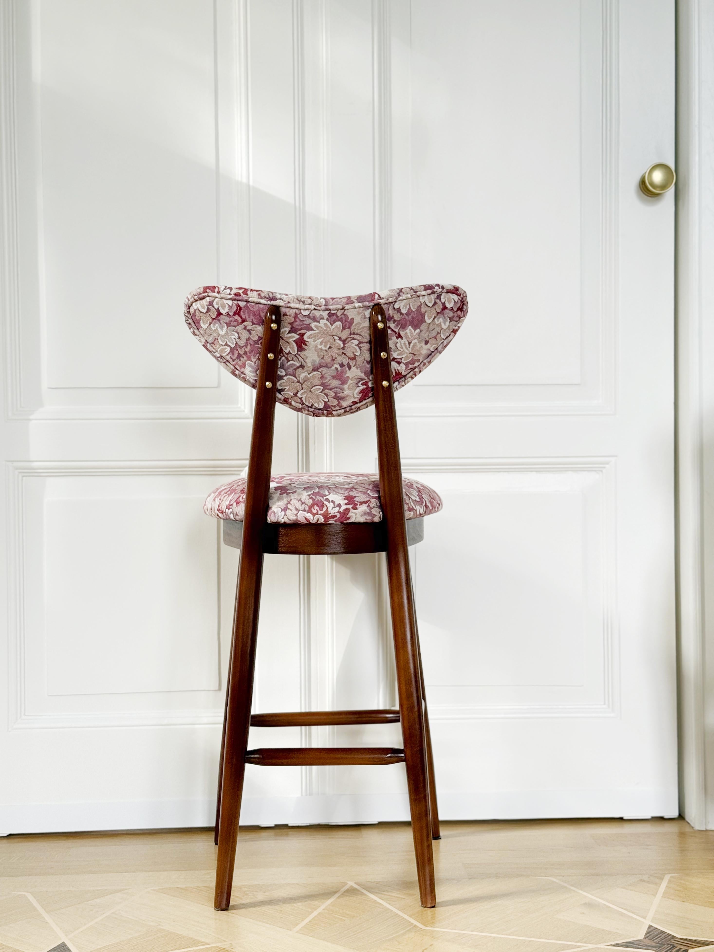 Ensemble de quatre tabourets de bar en forme de cœur - Chaises, Jacquard de fleurs roses, par Vintola Studio en vente 3