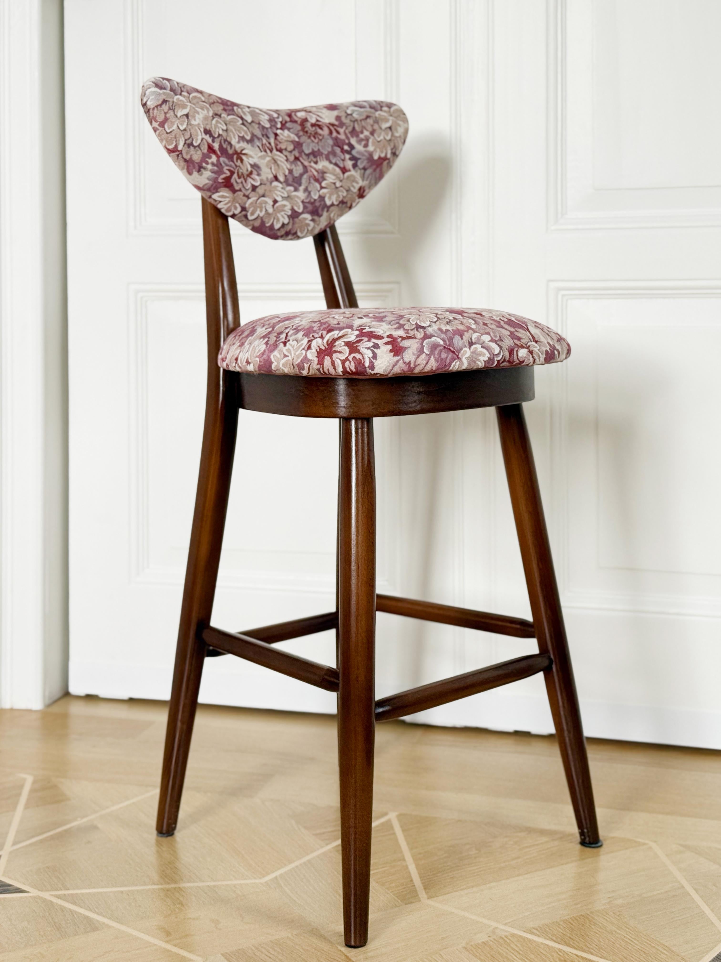 Polonais Ensemble de quatre tabourets de bar en forme de cœur - Chaises, Jacquard de fleurs roses, par Vintola Studio en vente