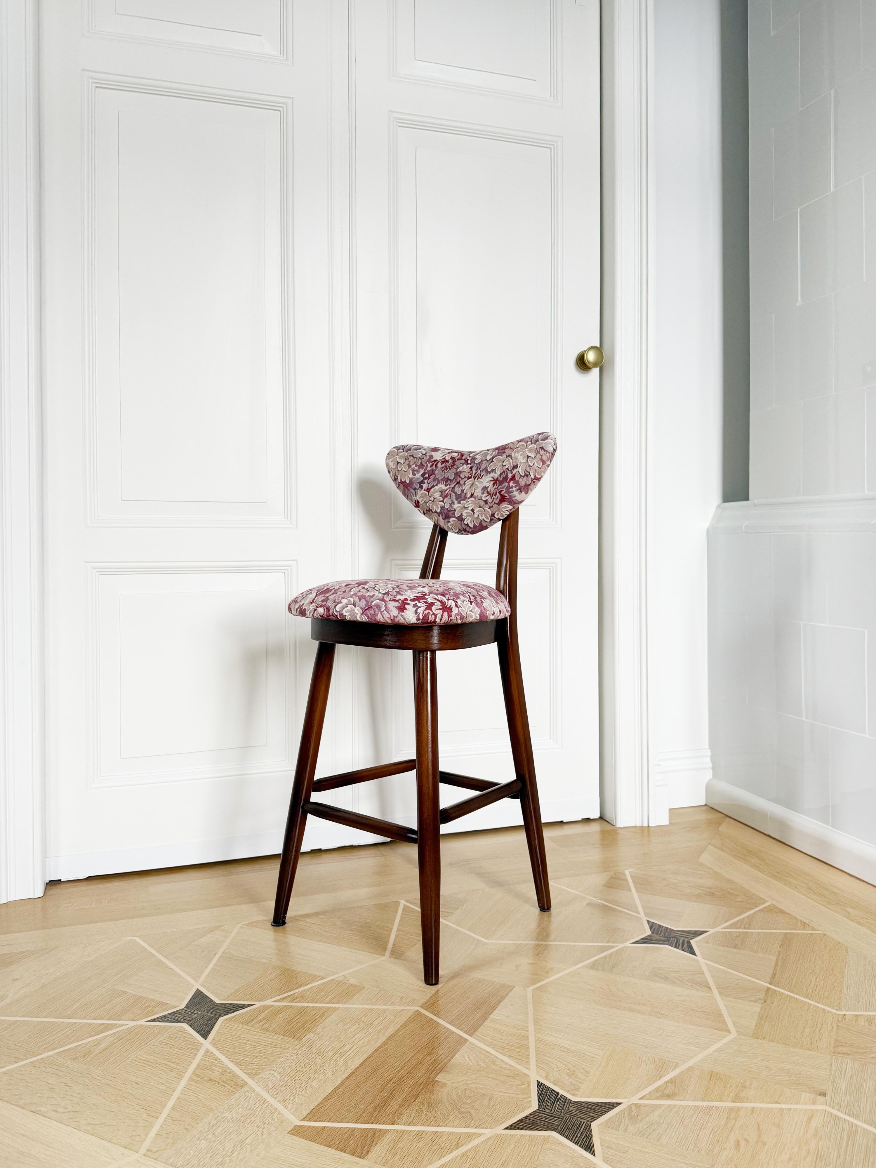 Sculpté à la main Ensemble de quatre tabourets de bar en forme de cœur - Chaises, Jacquard de fleurs roses, par Vintola Studio en vente