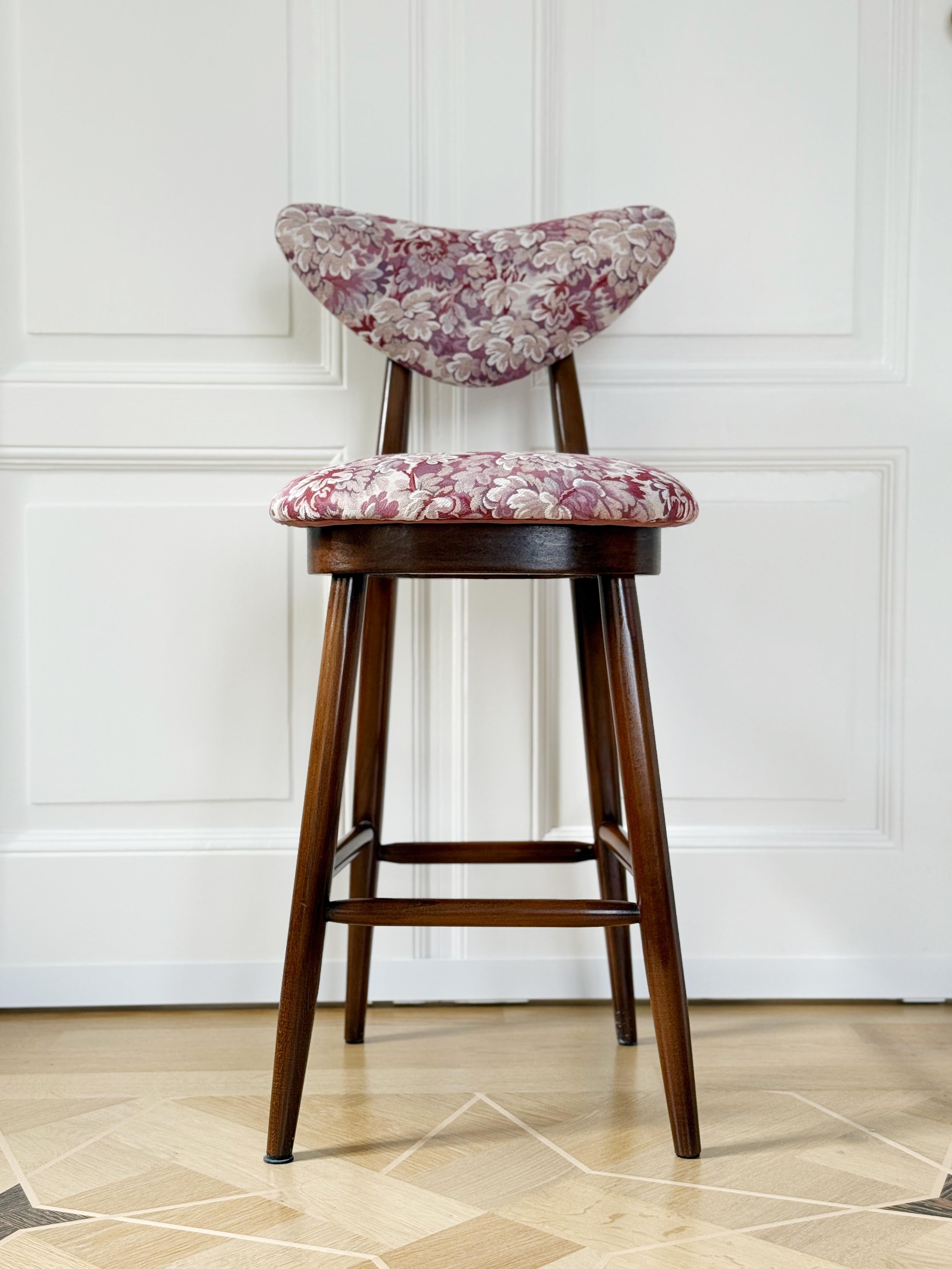 XXIe siècle et contemporain Ensemble de quatre tabourets de bar en forme de cœur - Chaises, Jacquard de fleurs roses, par Vintola Studio en vente