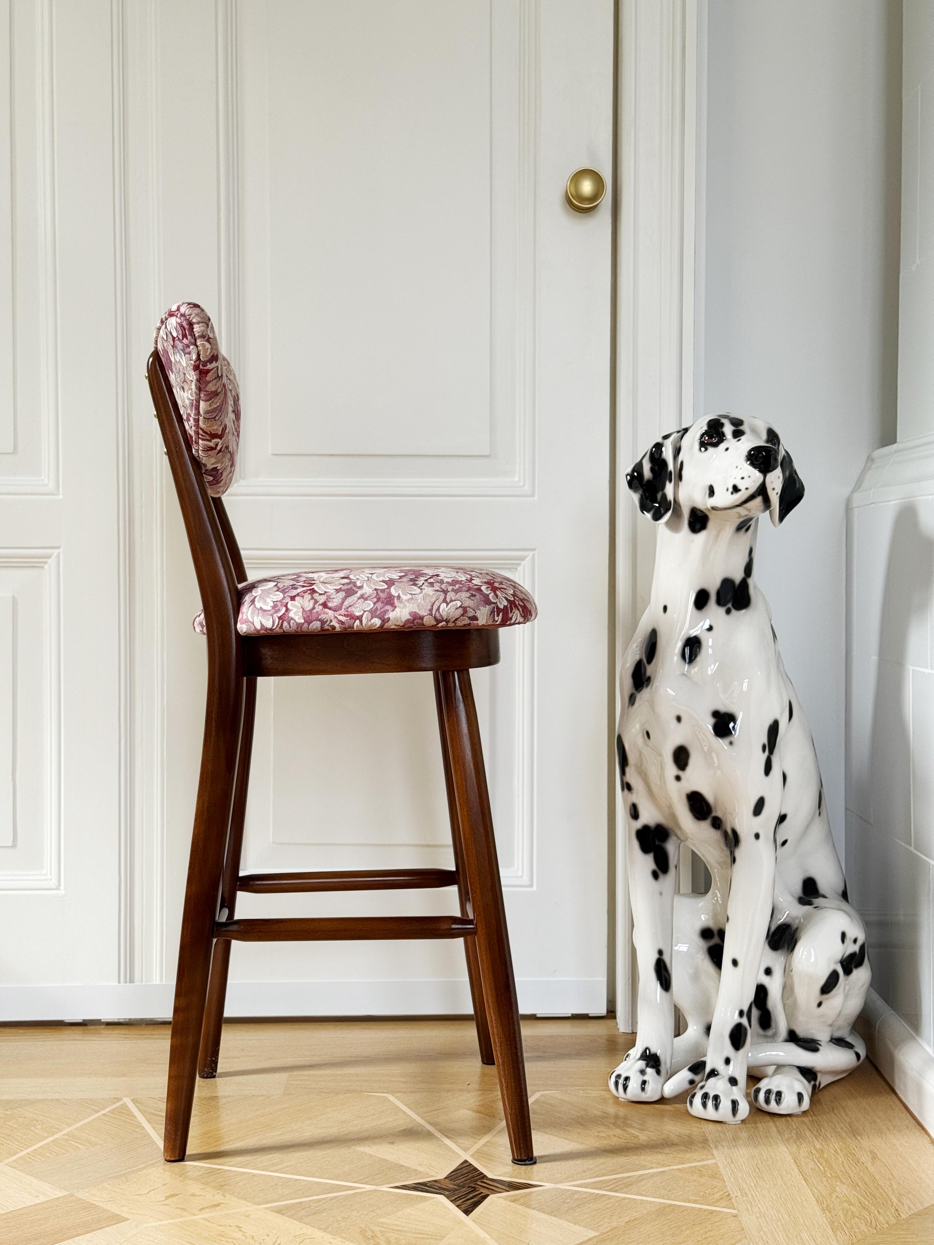 Hêtre Ensemble de quatre tabourets de bar en forme de cœur - Chaises, Jacquard de fleurs roses, par Vintola Studio en vente