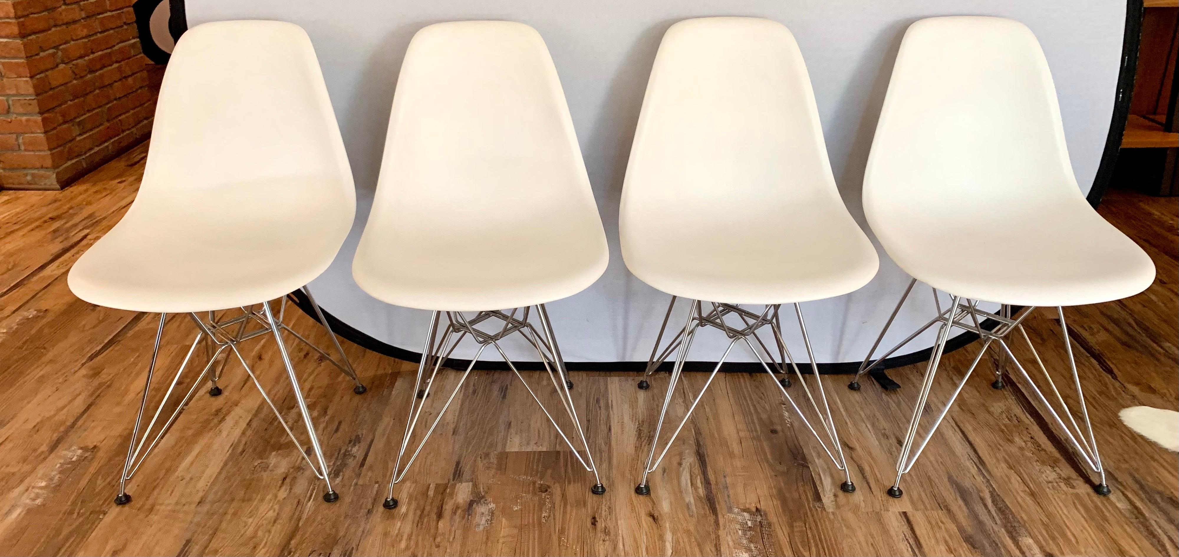 Mid-Century Modern Set of Four Herman Miller Designed Eames Plastic Office Dining Chairs