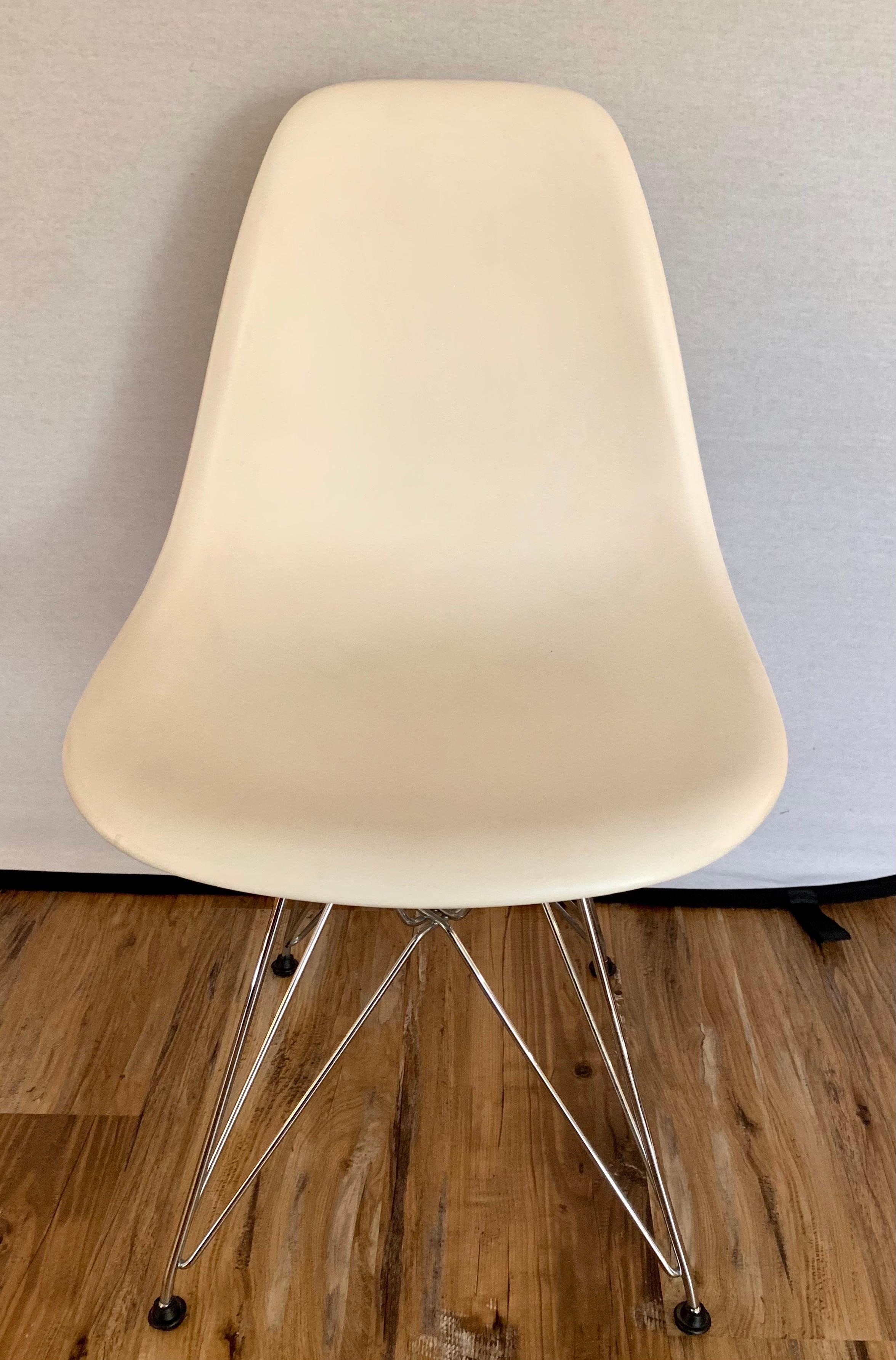 Set of Four Herman Miller Designed Eames Plastic Office Dining Chairs 1