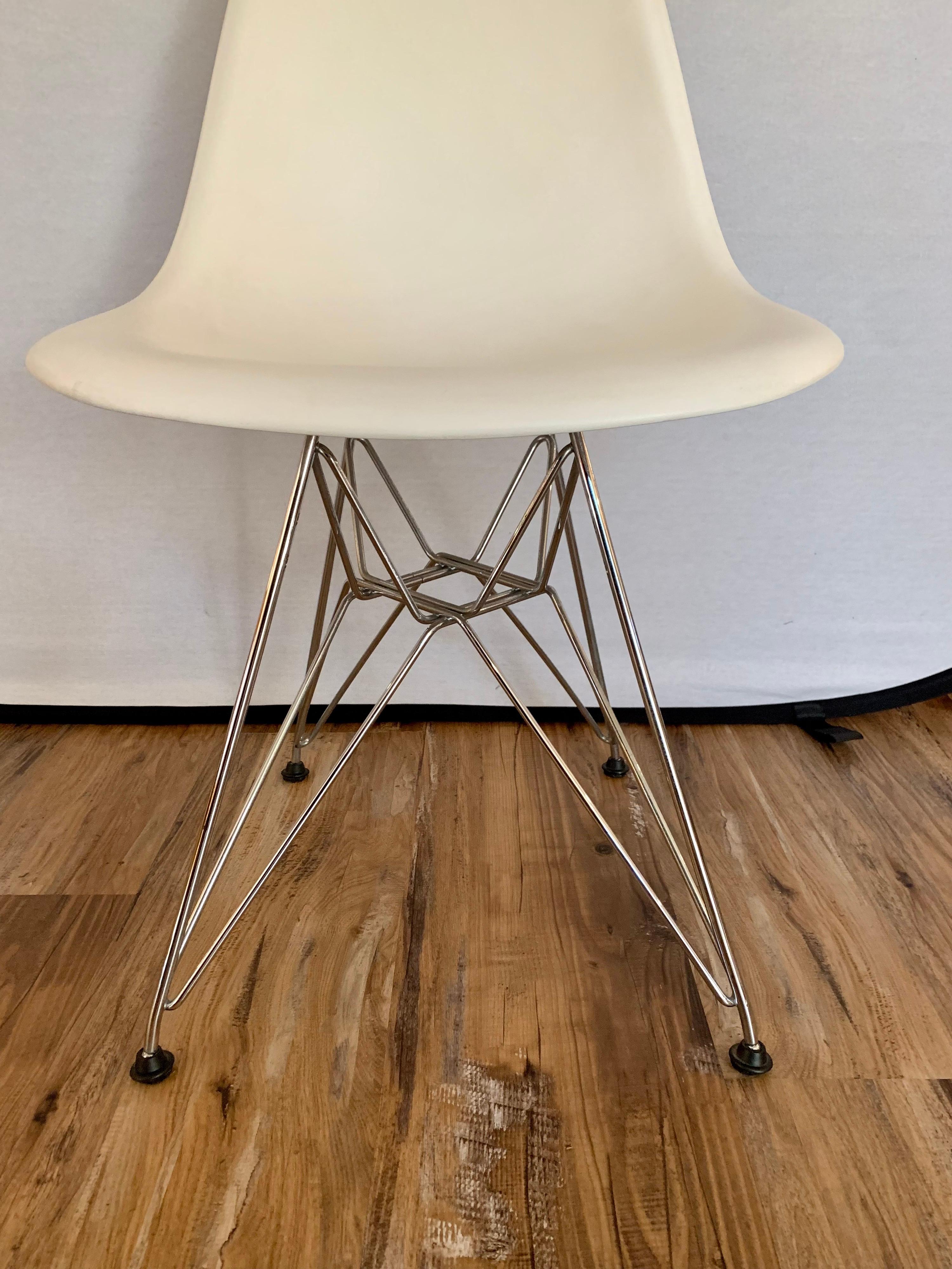 Set of Four Herman Miller Designed Eames Plastic Office Dining Chairs 2