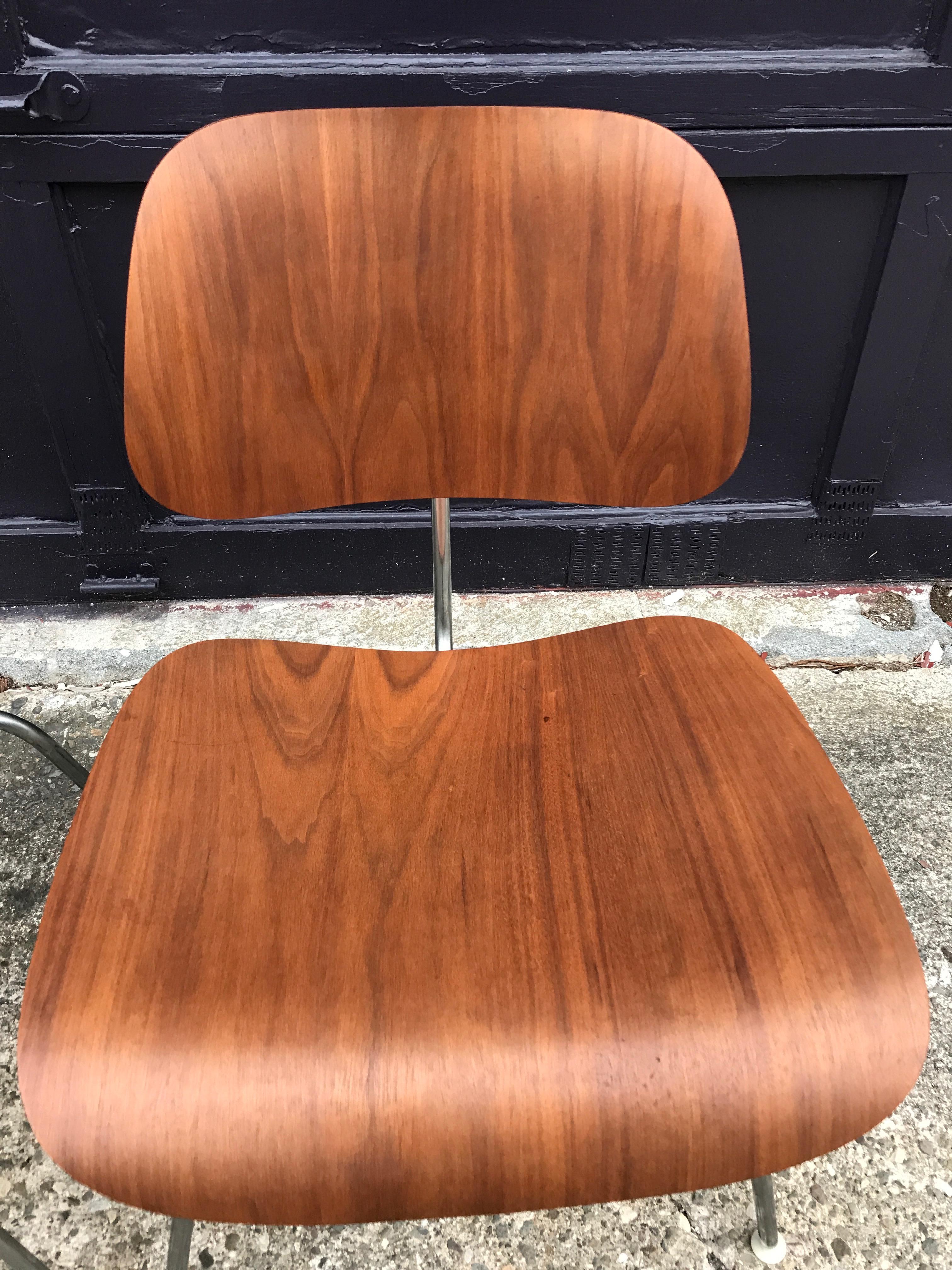 Set of Four Herman Miller Eames DCM Chairs in Walnut In Good Condition In Brooklyn, NY