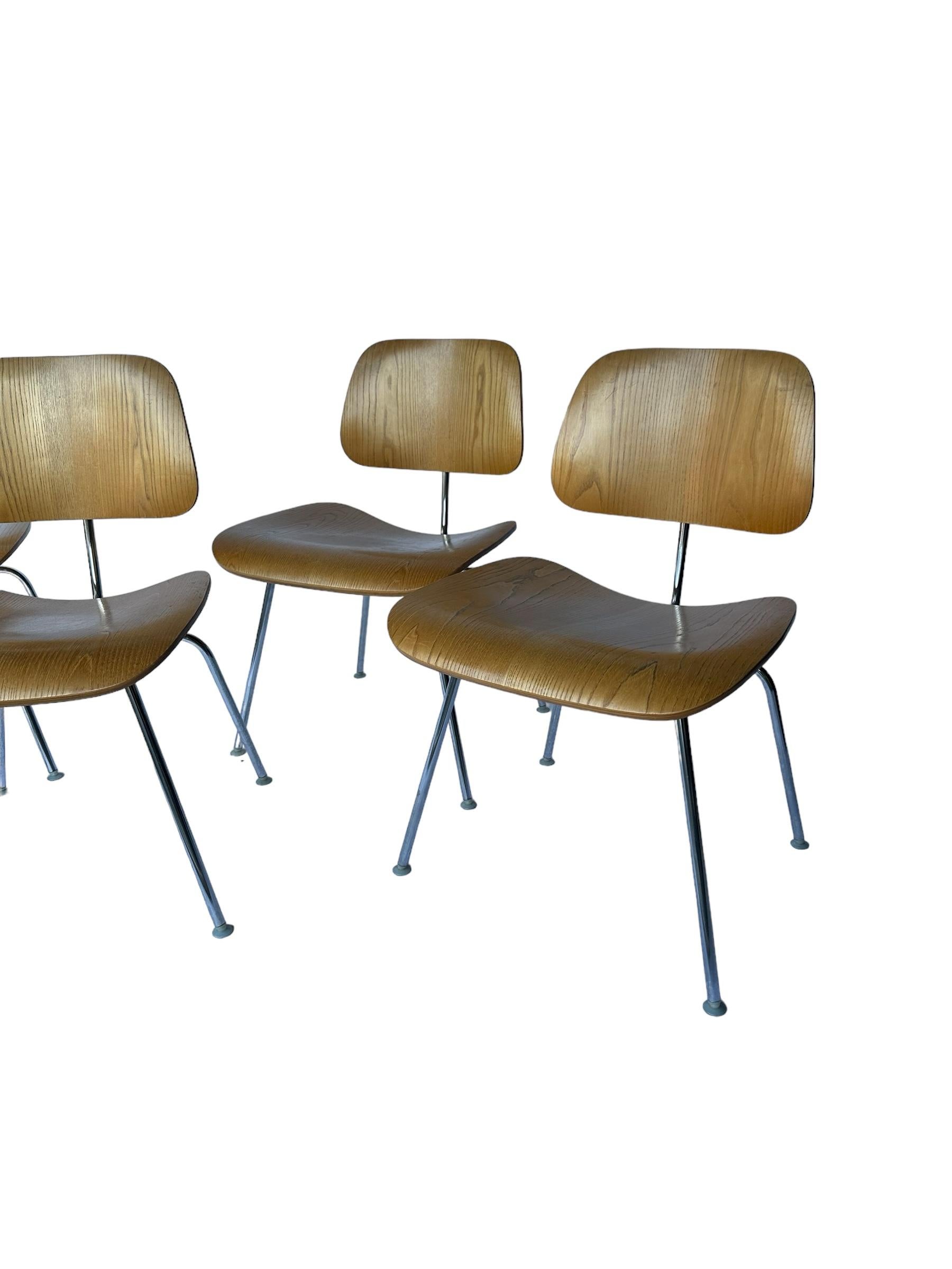 Set of Four Herman Miller Eames DCM Dining Chairs For Sale 3