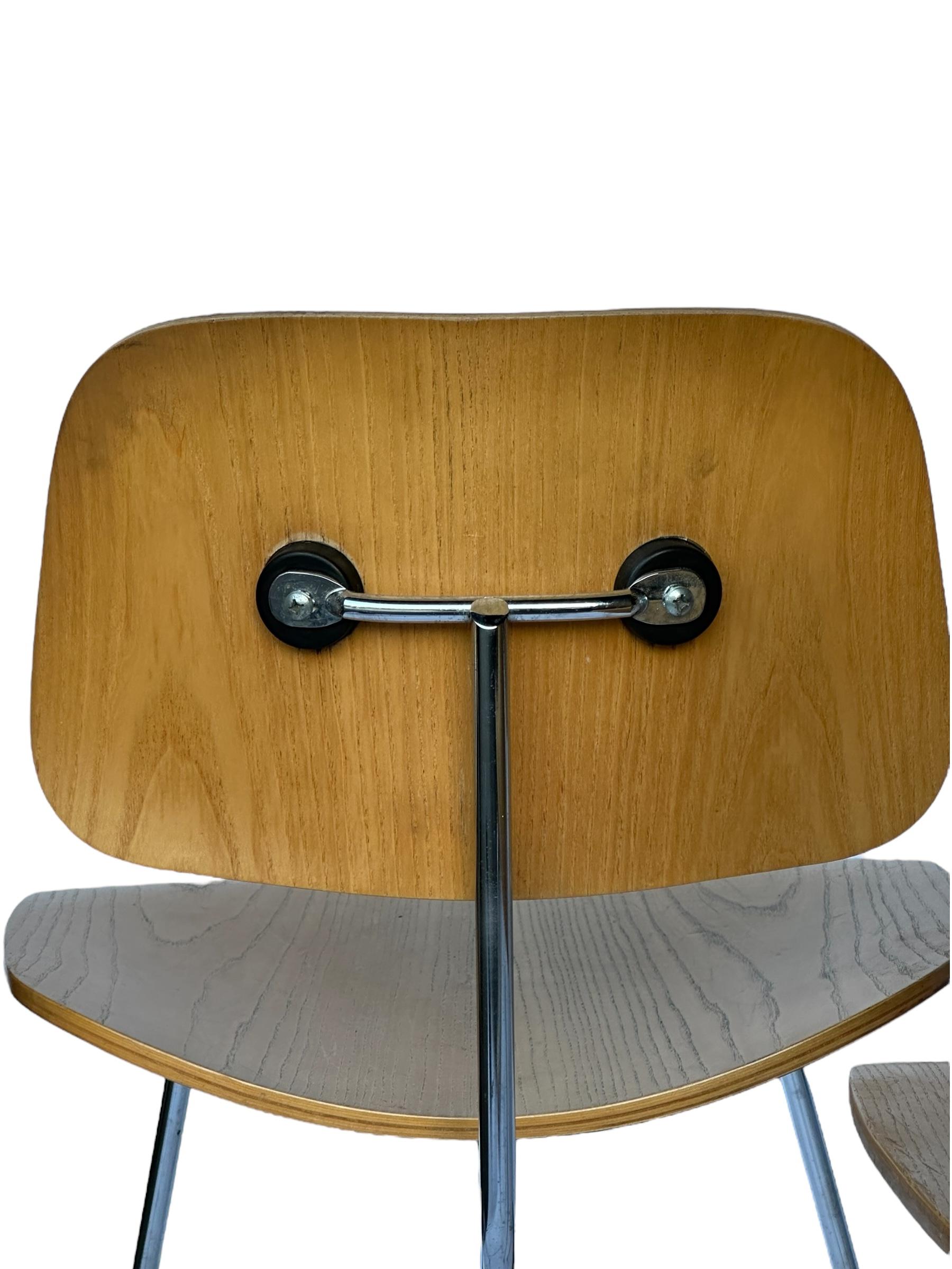 Satz von vier Herman Miller Eames DCM-Esszimmerstühlen im Angebot 8