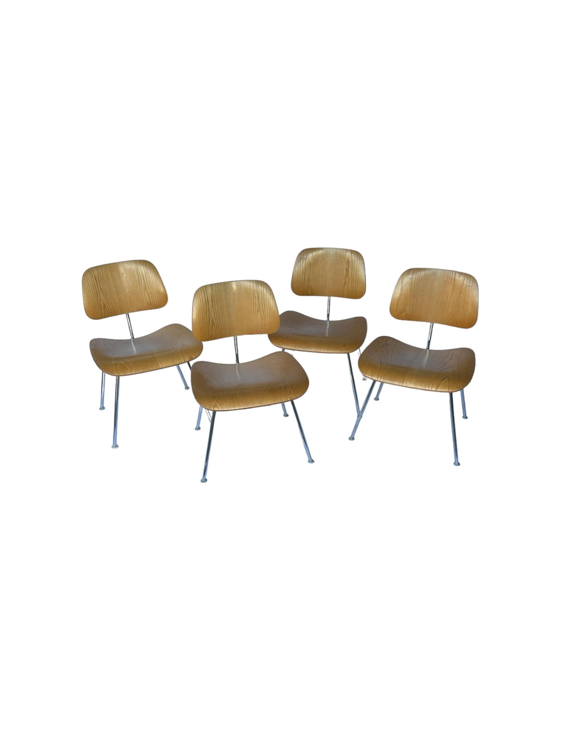 Ensemble de chaises de salle à manger vintage Herman Miller Eames DCM. Exécuté en frêne et bases en acier chromé. Toutes les vis et les patins autonivelants sont intacts. En bon état, avec une usure et un aspect liés à l'âge. L'ensemble présente un