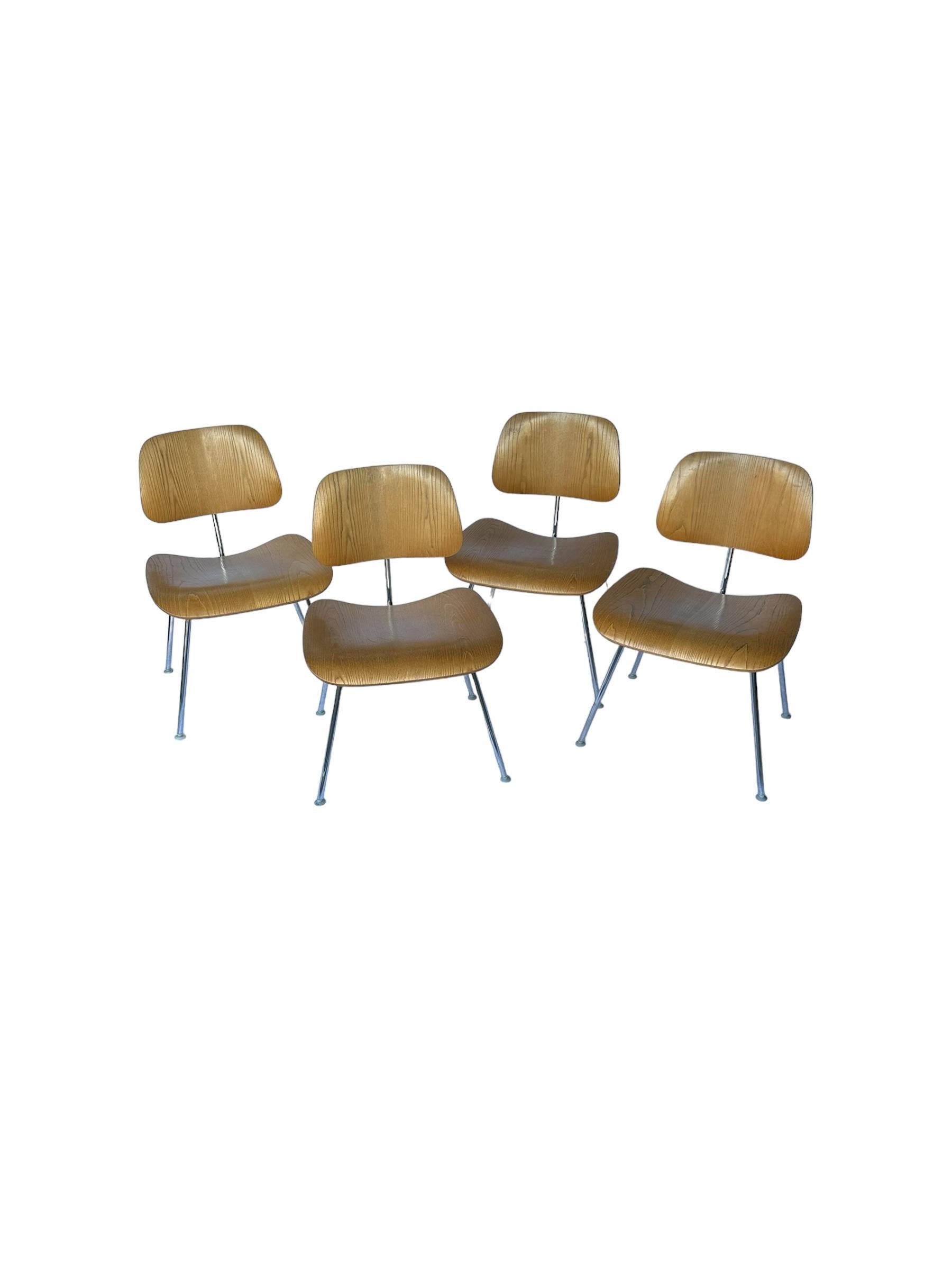 Mid-Century Modern Ensemble de quatre chaises à manger Eames DCM d'Herman Miller en vente