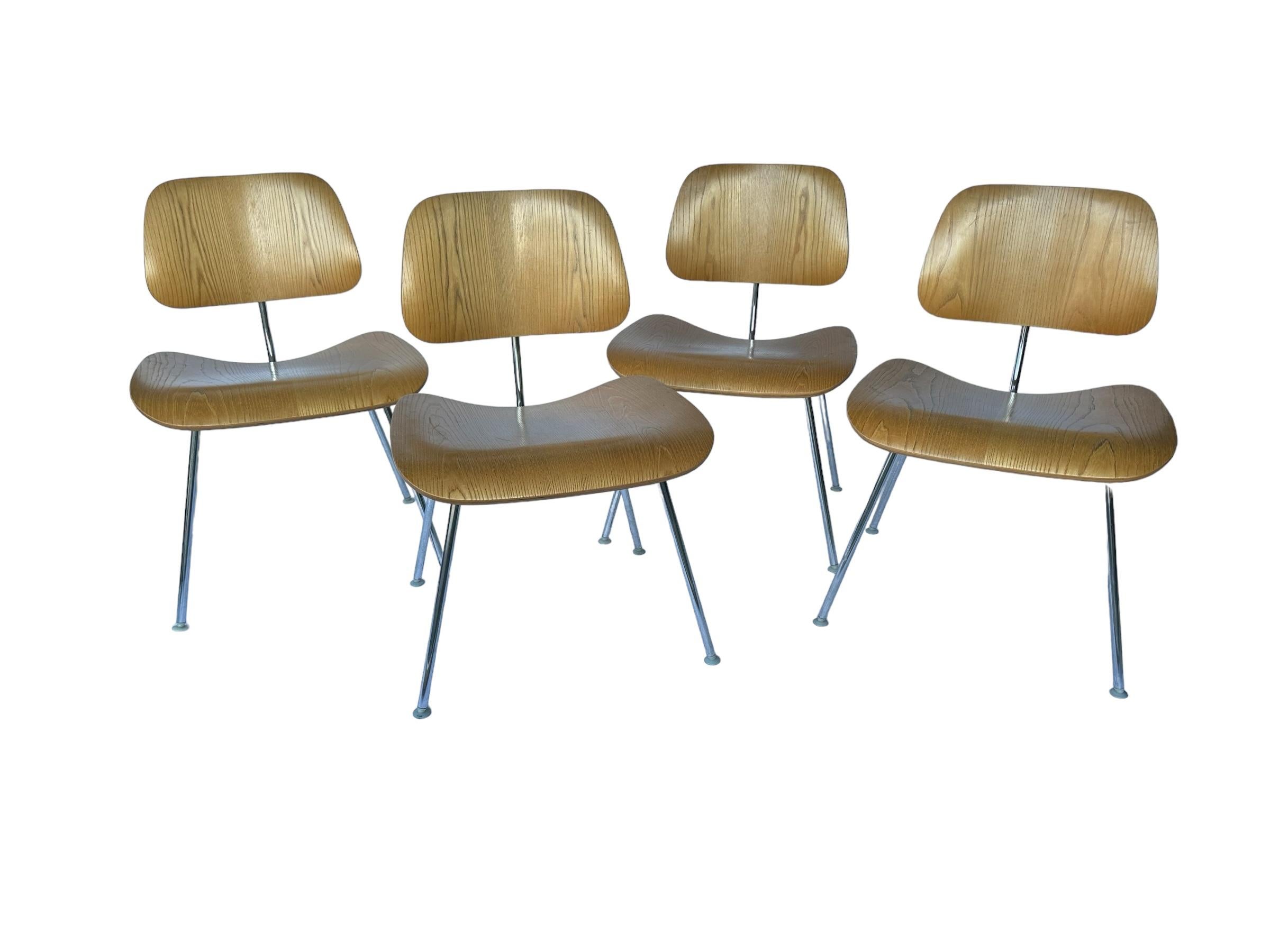 XXIe siècle et contemporain Ensemble de quatre chaises à manger Eames DCM d'Herman Miller en vente