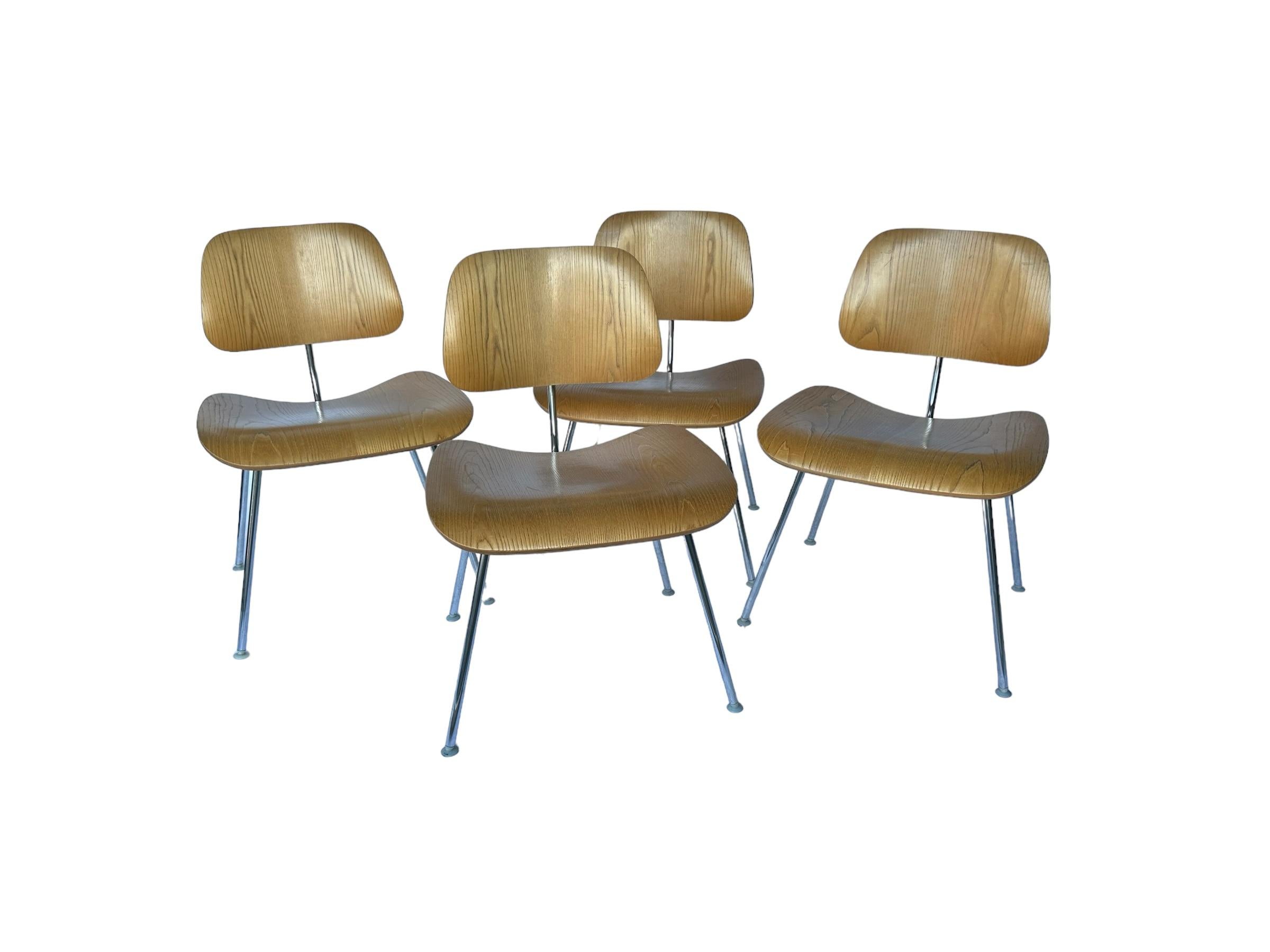 Ensemble de quatre chaises à manger Eames DCM d'Herman Miller en vente 2