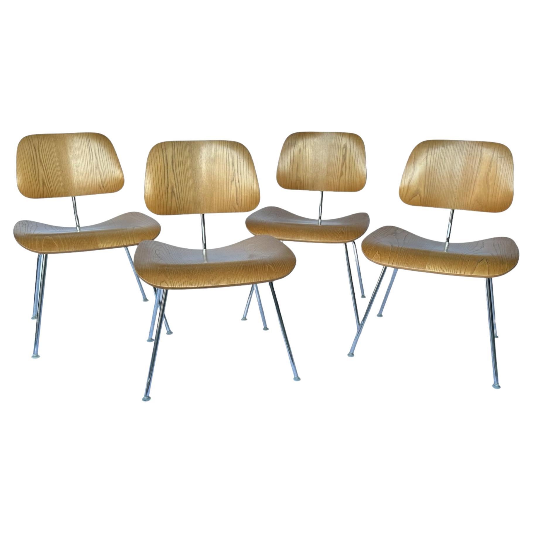 Satz von vier Herman Miller Eames DCM-Esszimmerstühlen