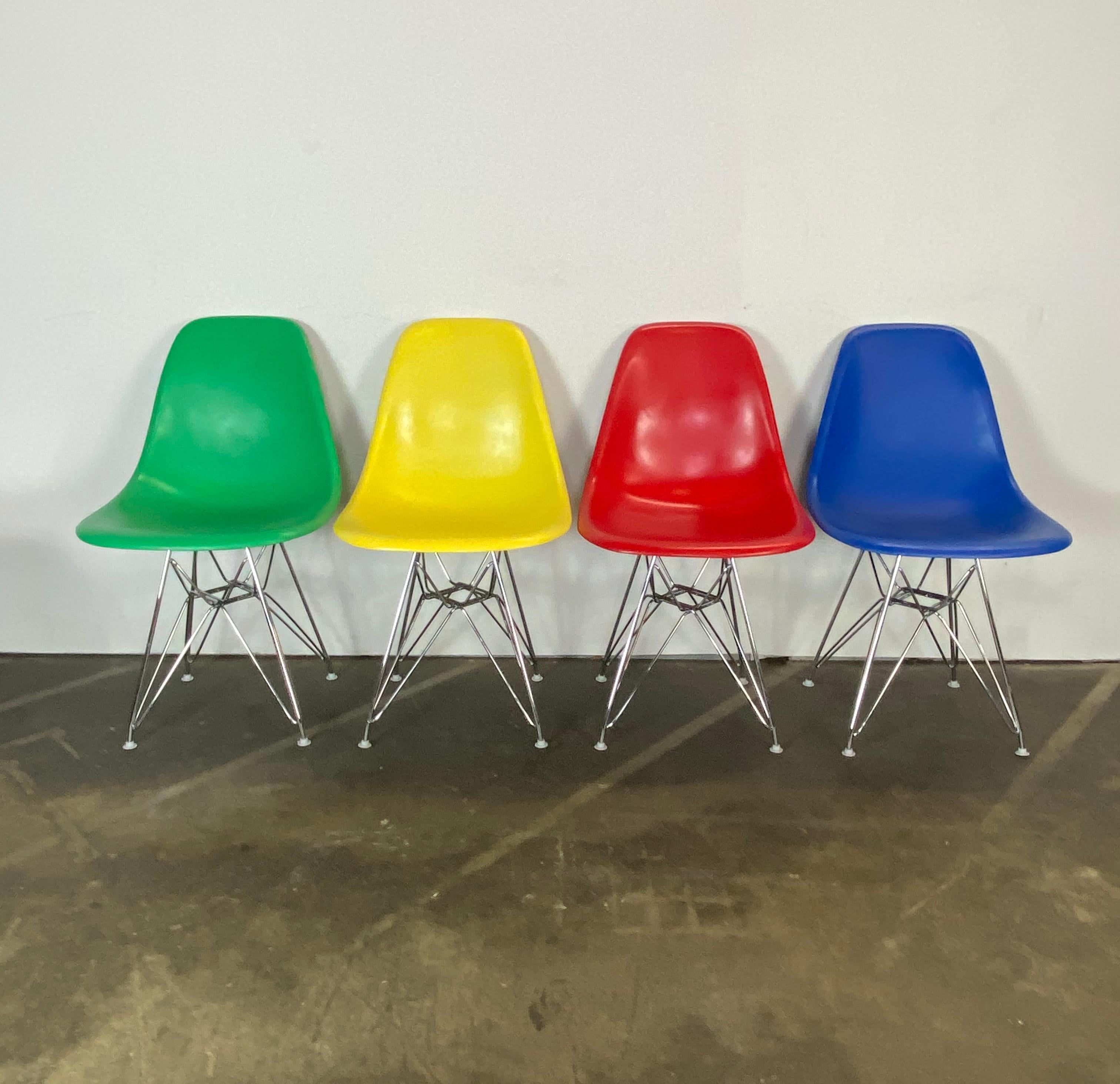 Wunderschöner Satz von 4 Herman Miller Eames Esszimmerstühlen. Die Vintage-Glasfaserschalen sind mit dem Stempel von Herman Miller versehen und garantiert authentisch. Die Oberflächen wurden in leuchtenden Farben (die ursprünglich nicht angeboten
