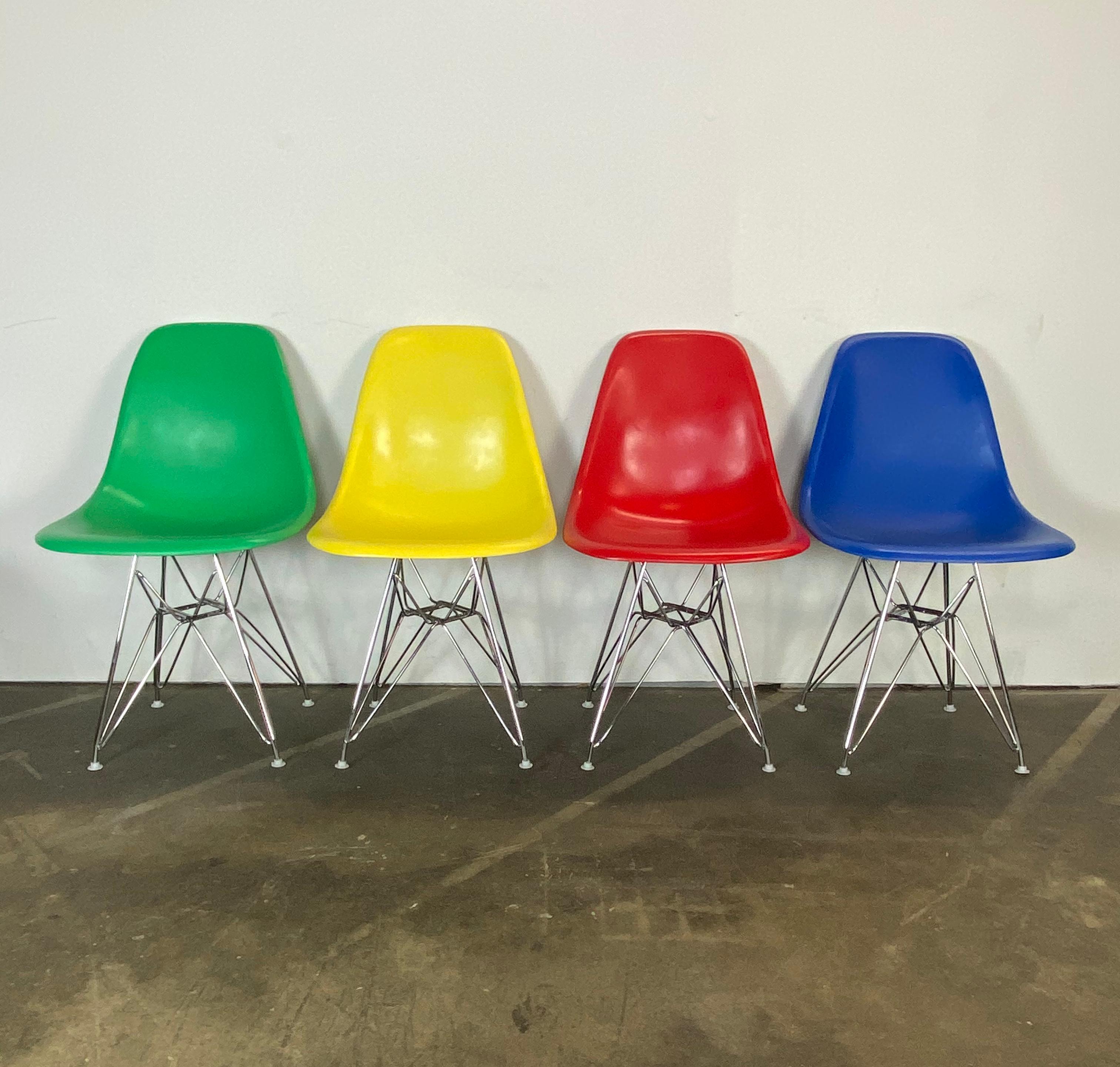 Mid-Century Modern Set of Four Herman Miller Eames Dining Chairs For Sale