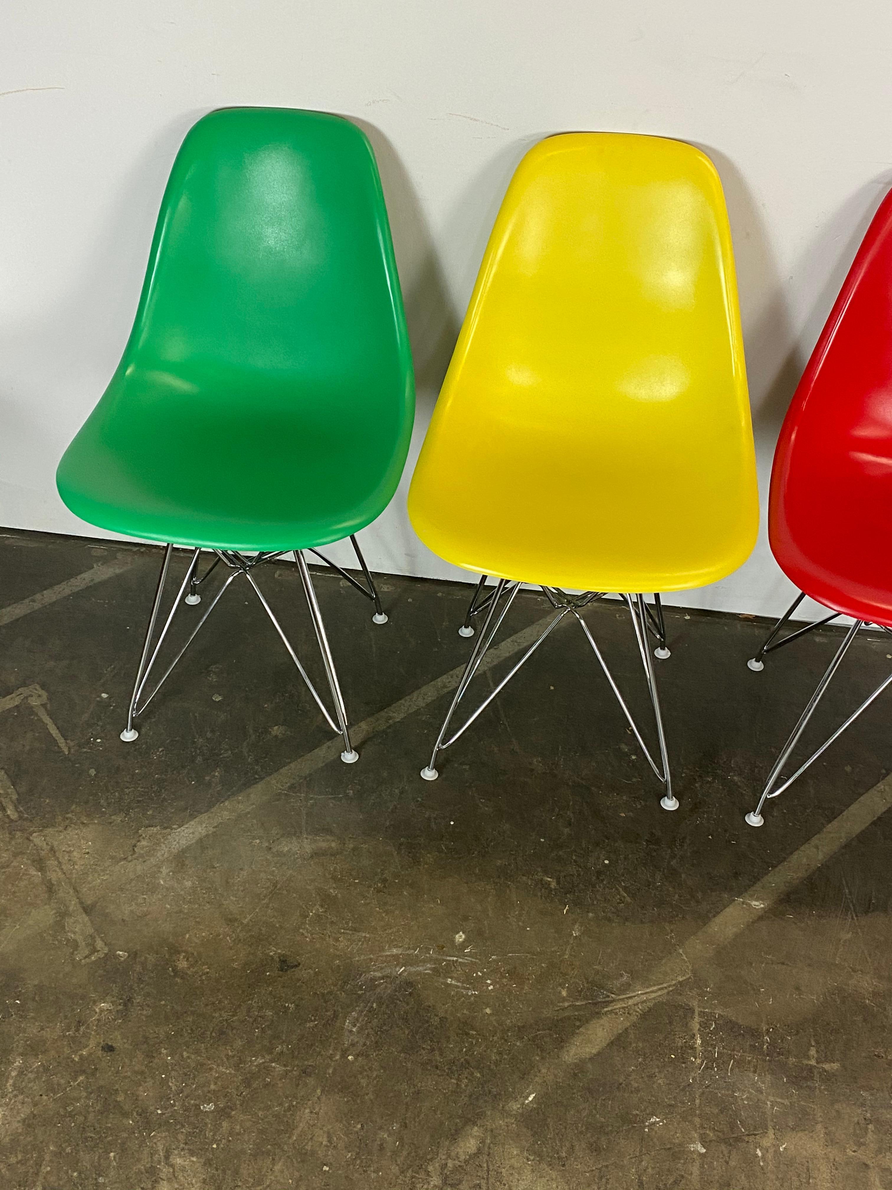 Satz von vier Herman Miller Eames-Esszimmerstühlen im Zustand „Gut“ im Angebot in Brooklyn, NY