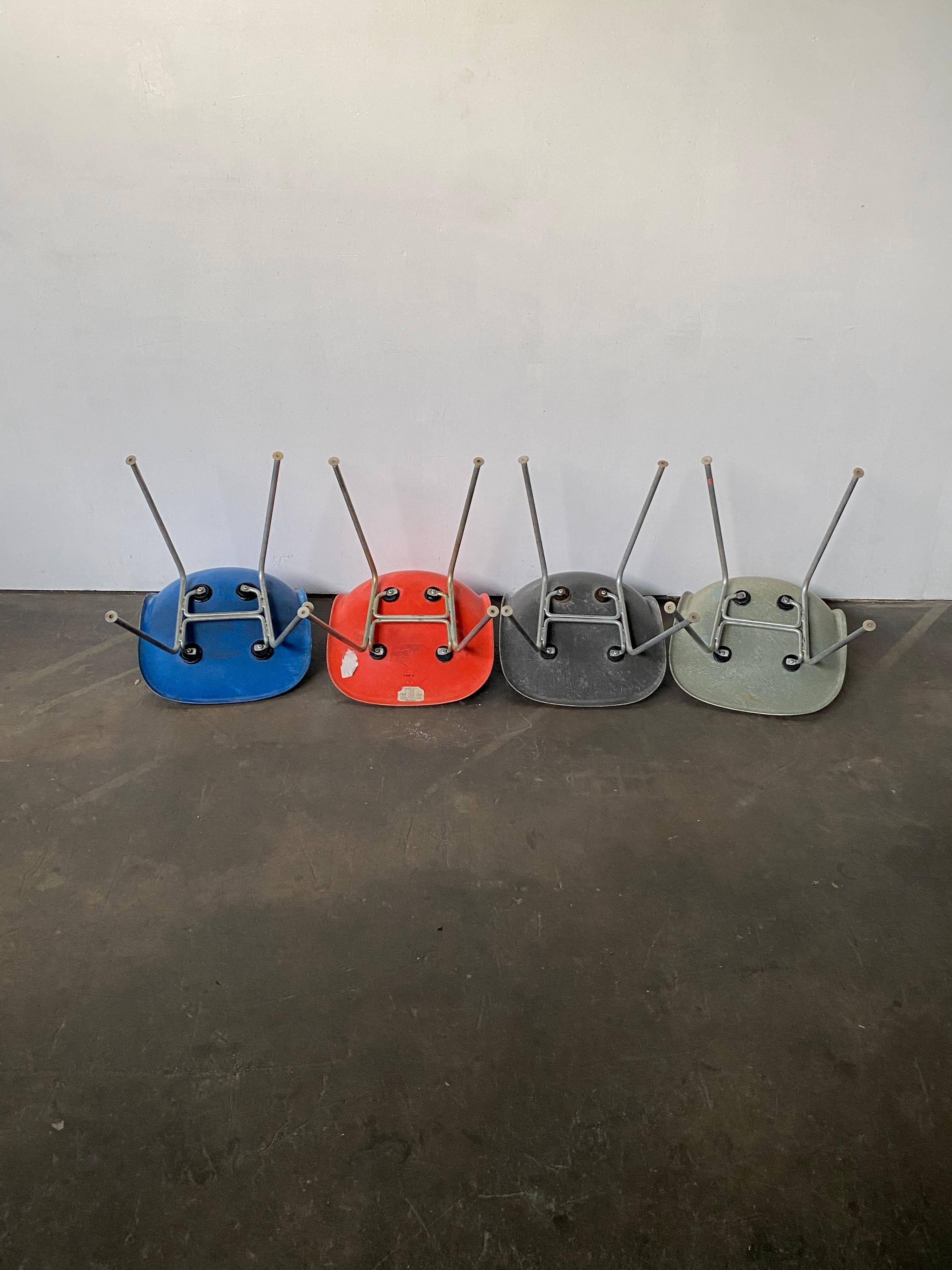 Set di quattro sedie da pranzo in fibra di vetro Herman Miller Eames in vendita 4