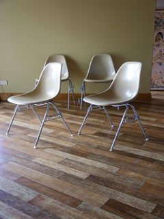 Set di quattro sedie da pranzo in fibra di vetro Herman Miller Eames