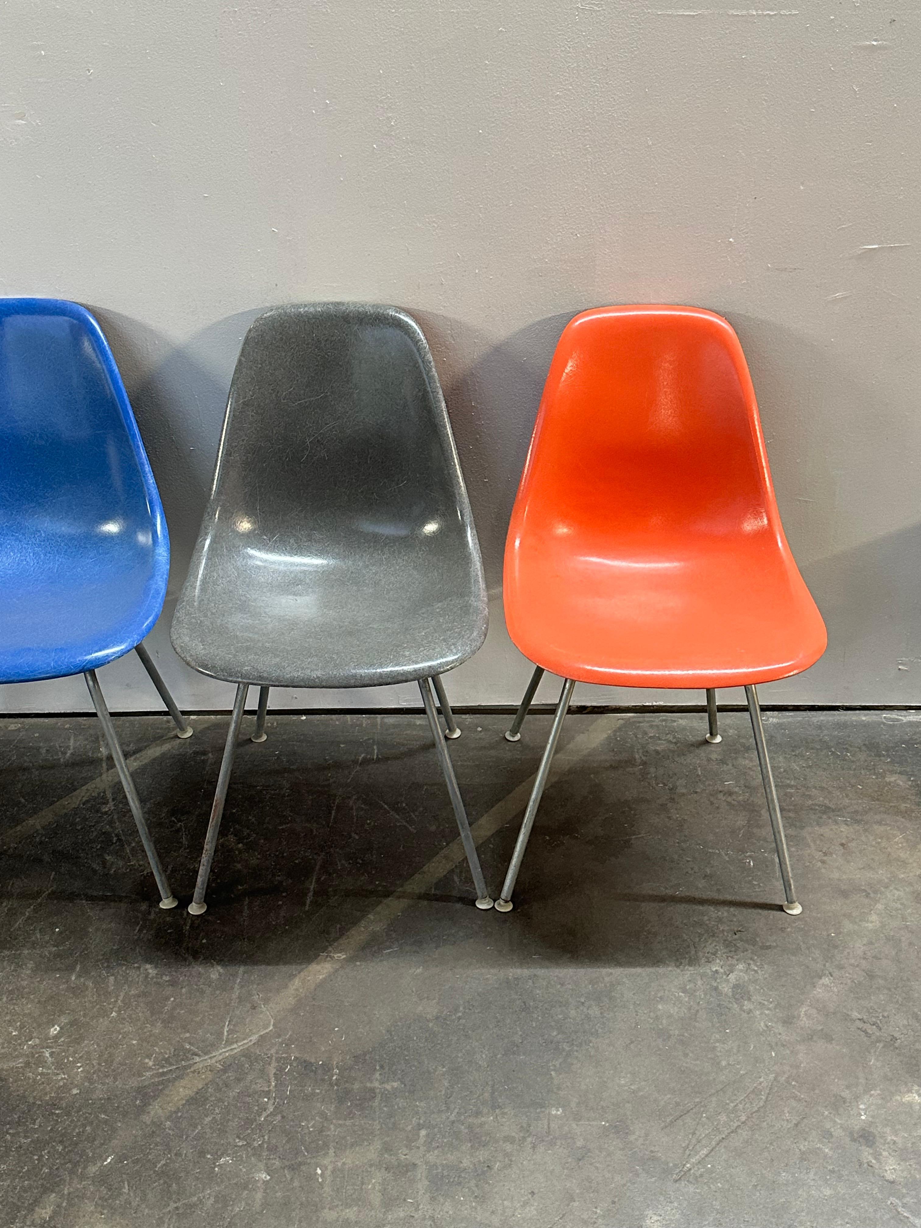 Americano Set di quattro sedie da pranzo in fibra di vetro Herman Miller Eames in vendita