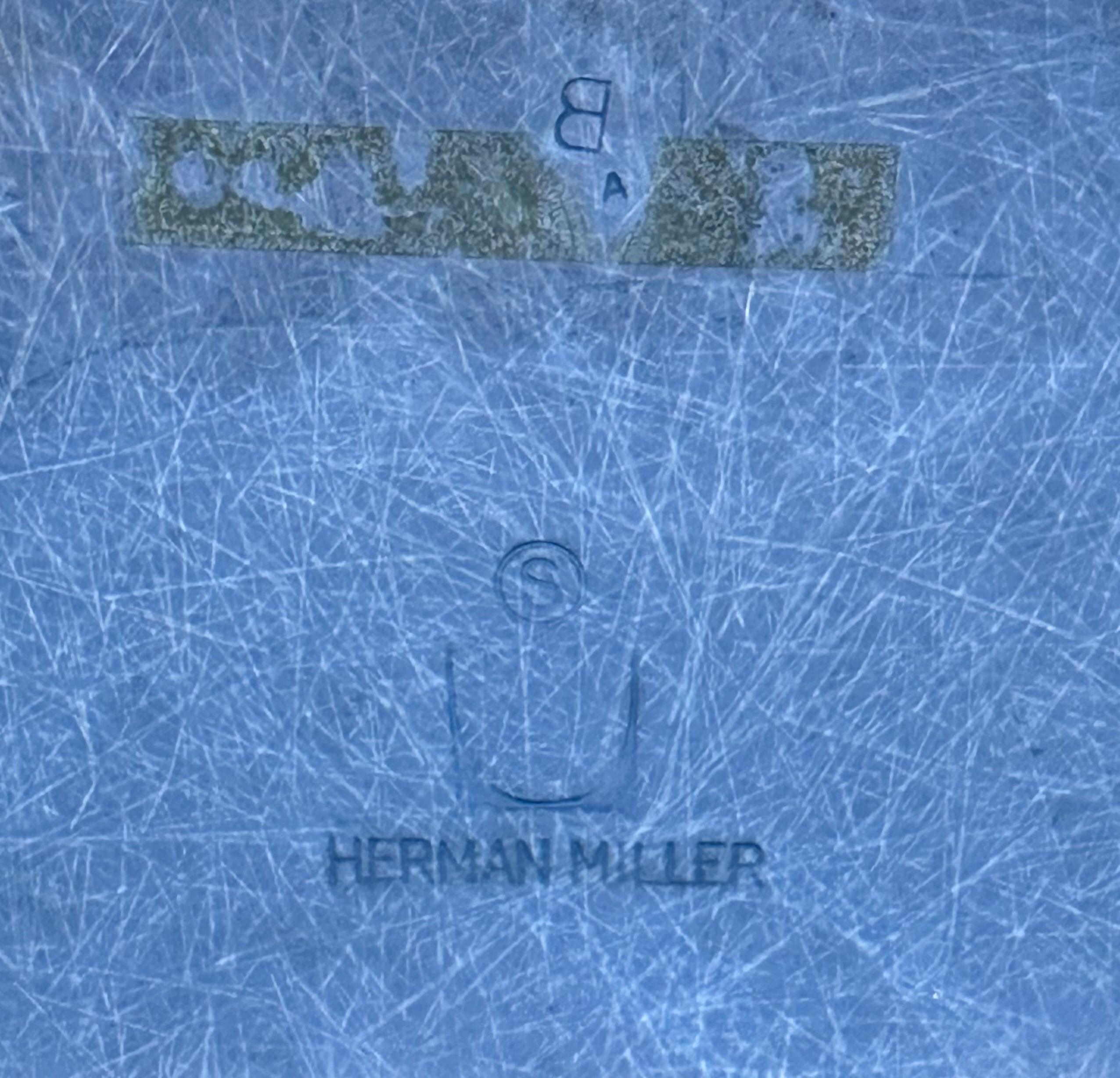 Set di quattro sedie da pranzo in fibra di vetro Herman Miller Eames in vendita 1