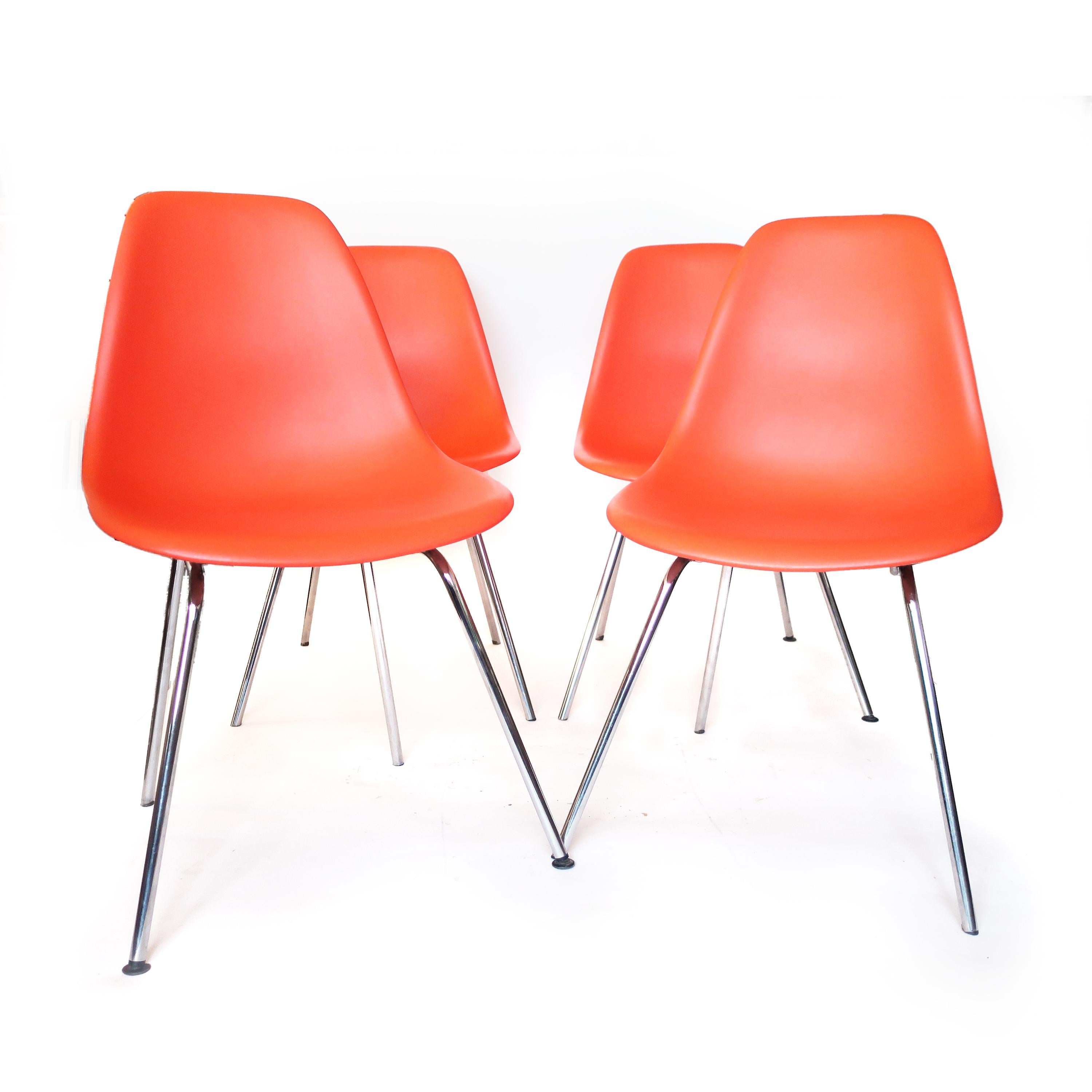 Mid-Century Modern Set of Four Herman Miller Eames Plastic Dining Chairs